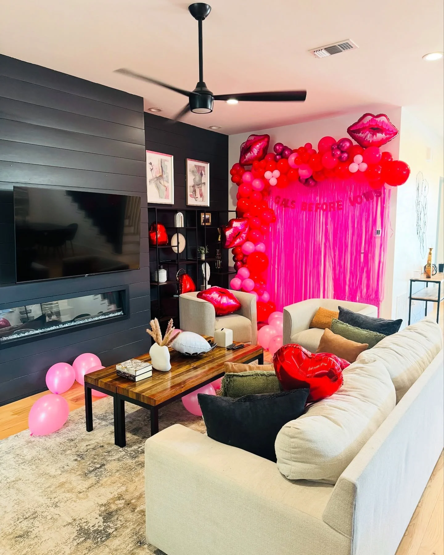 GALS BEFORE VOWS 💞Galentine&rsquo;s Bach weekend! 💋 Austin, Tx. 
Happy Valentines day! 

#bachweekend #austinbachelorette #bacheloretteaustin #atxbachelorette #galentines #bachthemes #austintx #galentinesbachelorette