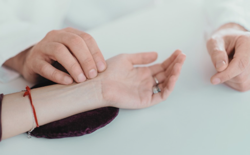 Why Do We Check Your Pulse in Chinese Medicine?