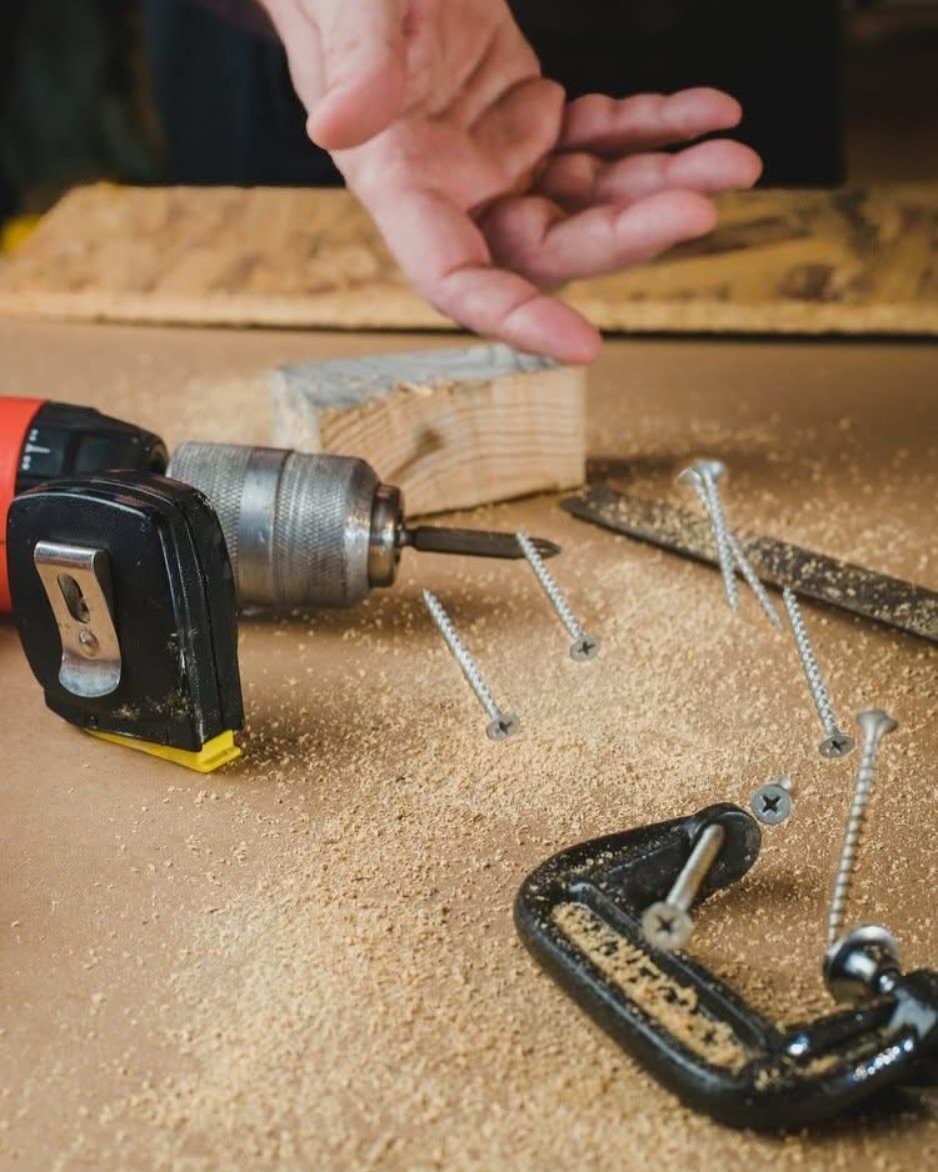 Pohjois-Pohjanmaalla ihastuttanut Junnutimpuri -kilpailu rantautuu my&ouml;s Joensuuhun!👷🛠

Junnutimpuri -kilpailussa kuudesluokkalaiset p&auml;&auml;sev&auml;t n&auml;ytt&auml;m&auml;&auml;n nikkarihommissa taitojaan. Luvassa mm. ty&ouml;kalujen t