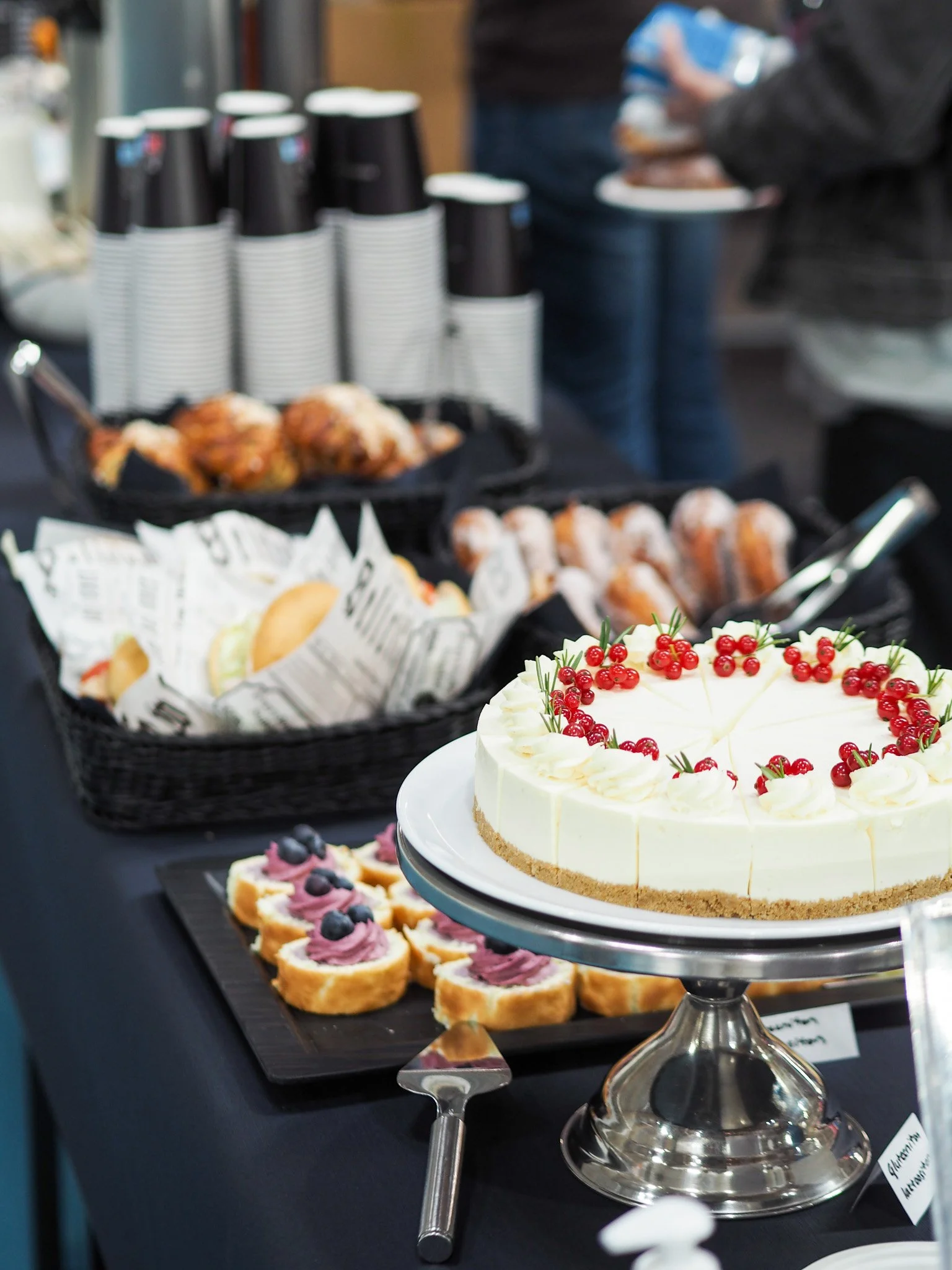 Messuravintola @ravintolasulo  tarjoilee herkulliset kahvilatuotteet! 🥯🍔🍰

Lis&auml;ksi valikoimasta l&ouml;ytyy maukkaat burgerit:
&bull; Smoked BBQ BRGR (L)
&bull; Crispy Chicken BRGR (L)
&bull; Falafel BRGR (L)

Ja raikas kana-fetasalaatti (L) 
