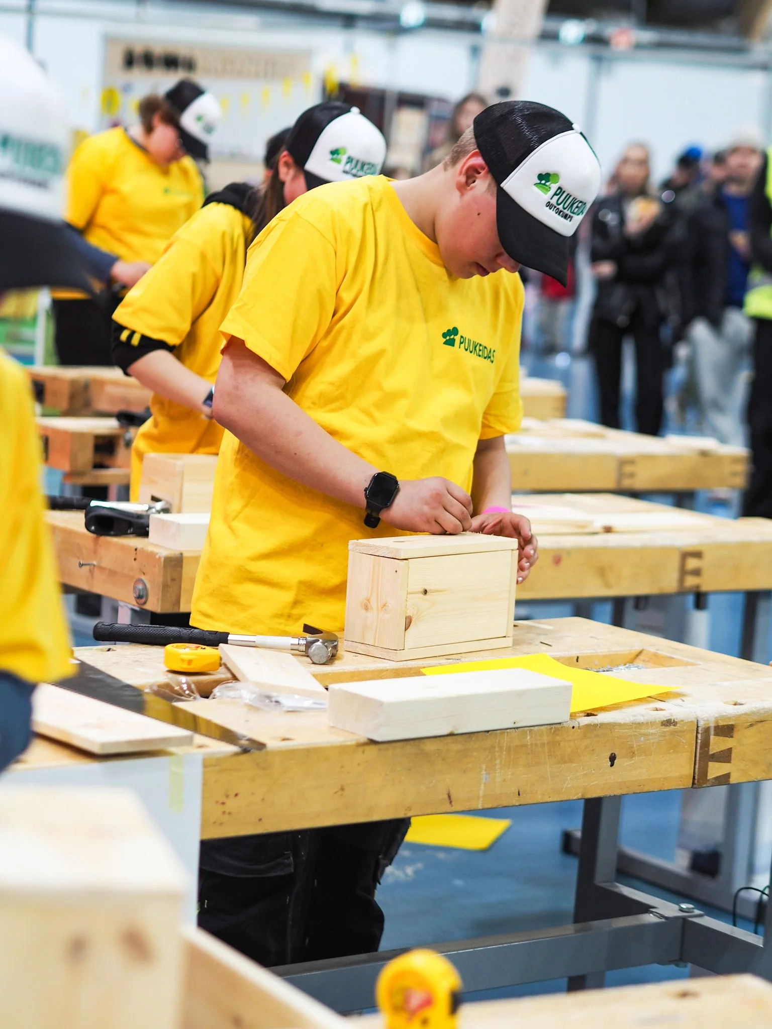 Joensuun Junnutimpuri 2026 on Luka Kuikka! 🛠

Lauantaina 18.4. Koti Expossa kisattiin Junnutimpuri-kilpailu, jossa 6. luokkalaiset n&auml;yttiv&auml;t taitojaan timpurihommissa. Finaalissa rakennettiin puusta laatikko, jonka valmistamiseen kilpailij