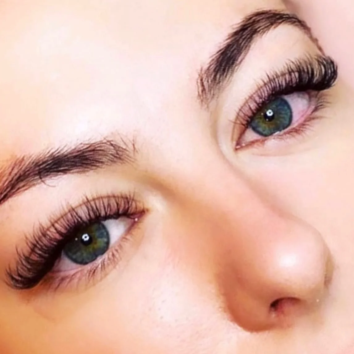 If you love GLAM then this is one of my all time favourite creations 💁🏼&zwj;♀️✨

There&rsquo;s something about finding the sweet spot between glamorous &amp; classy! 

I believe you can 100% have a full lash look with a hint of softness! 

(some wo