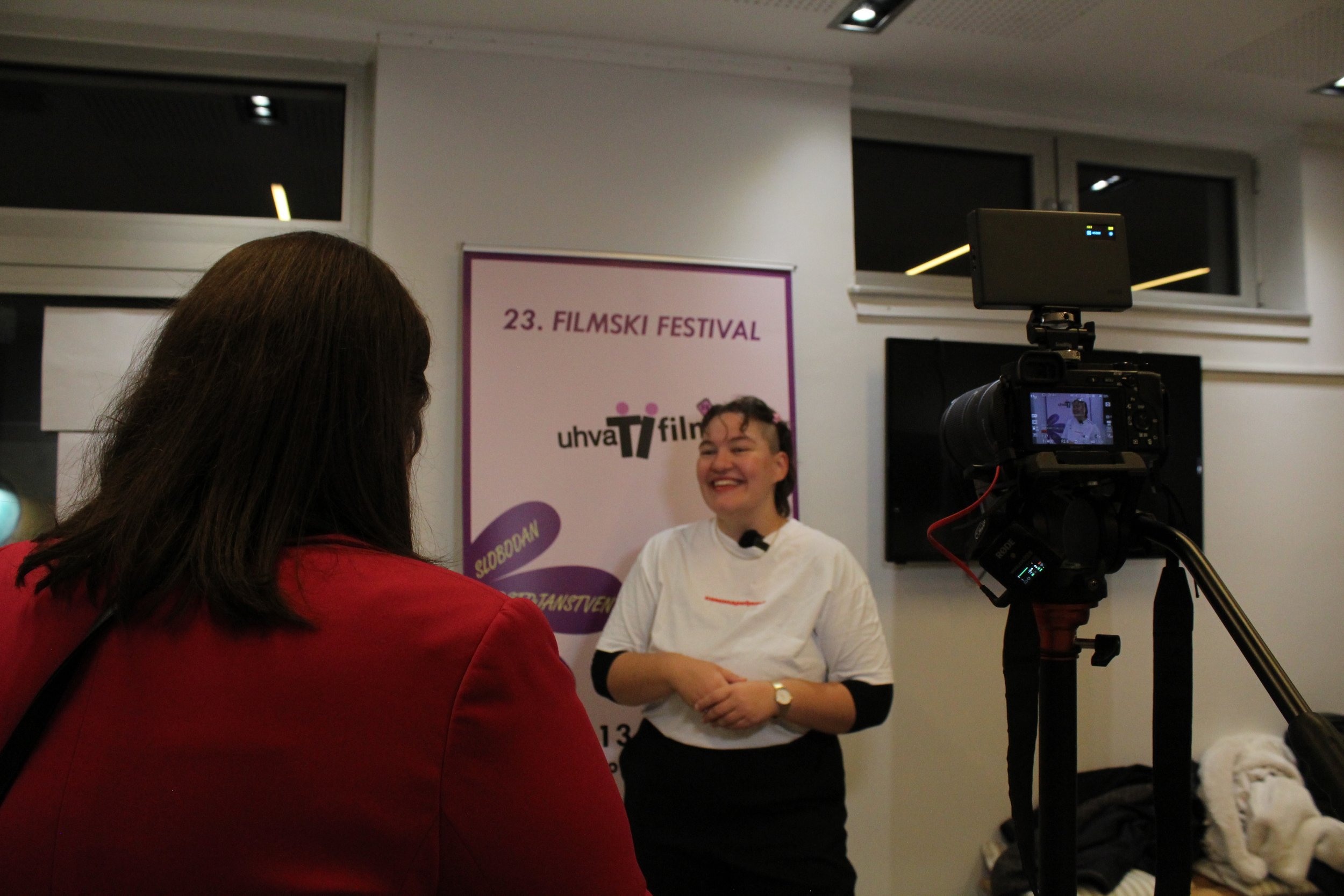  Milica daje izjavu za kamere. 