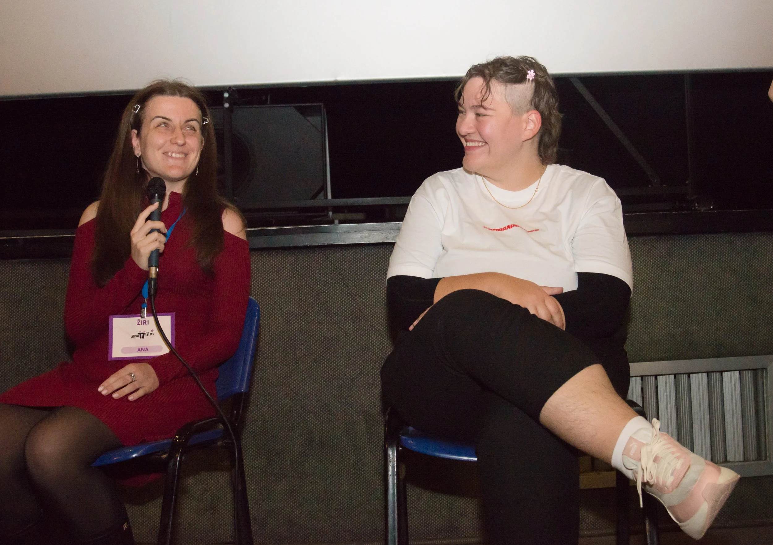  Panelistkinje Milica i Ana govore. 