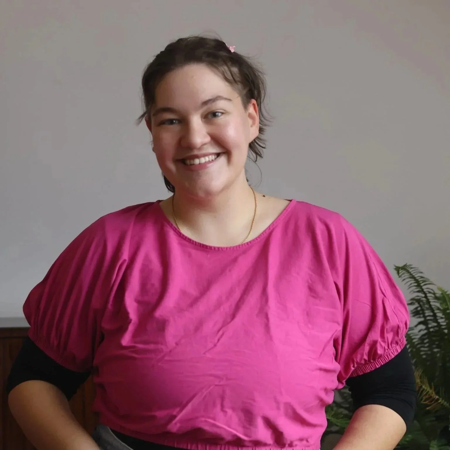 Mlada osoba u roze majici