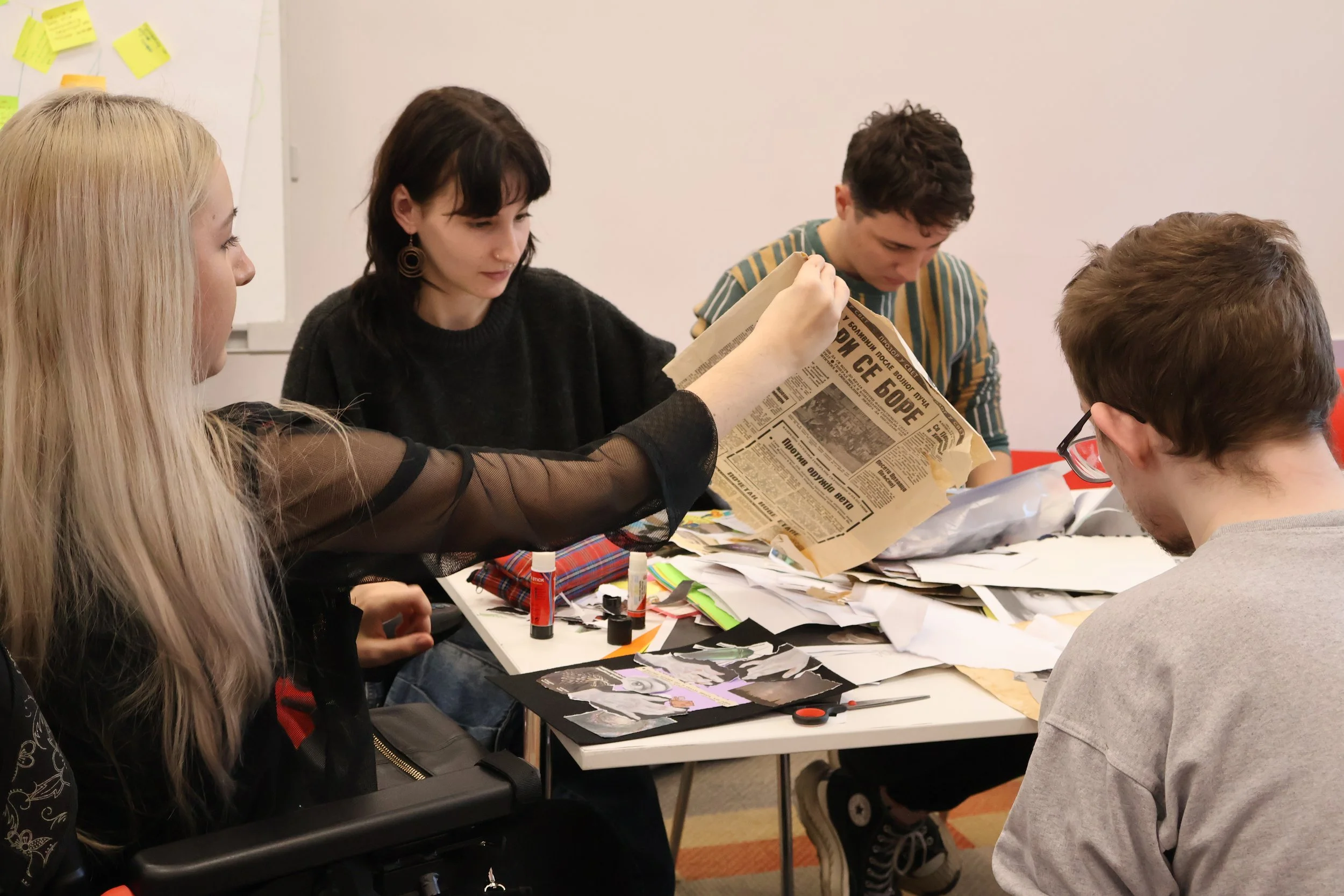 Mladi prave kolaže na radionici.
