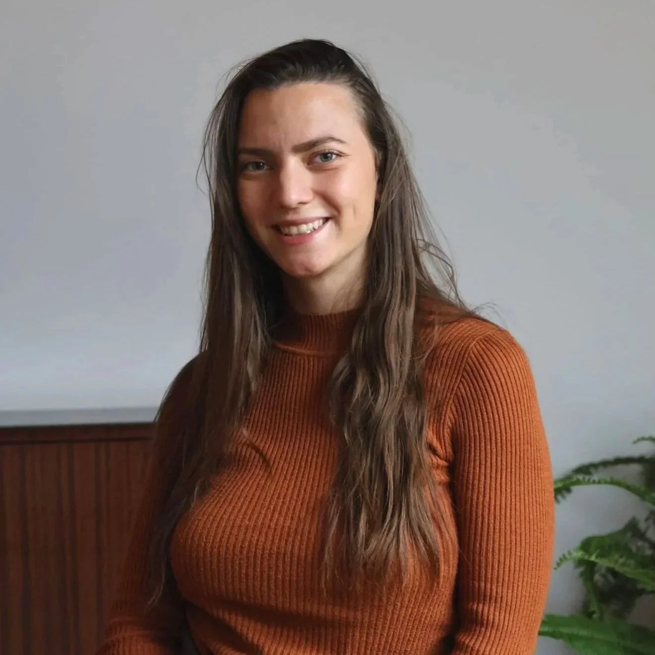 Mlada osoba sa dugom kosom