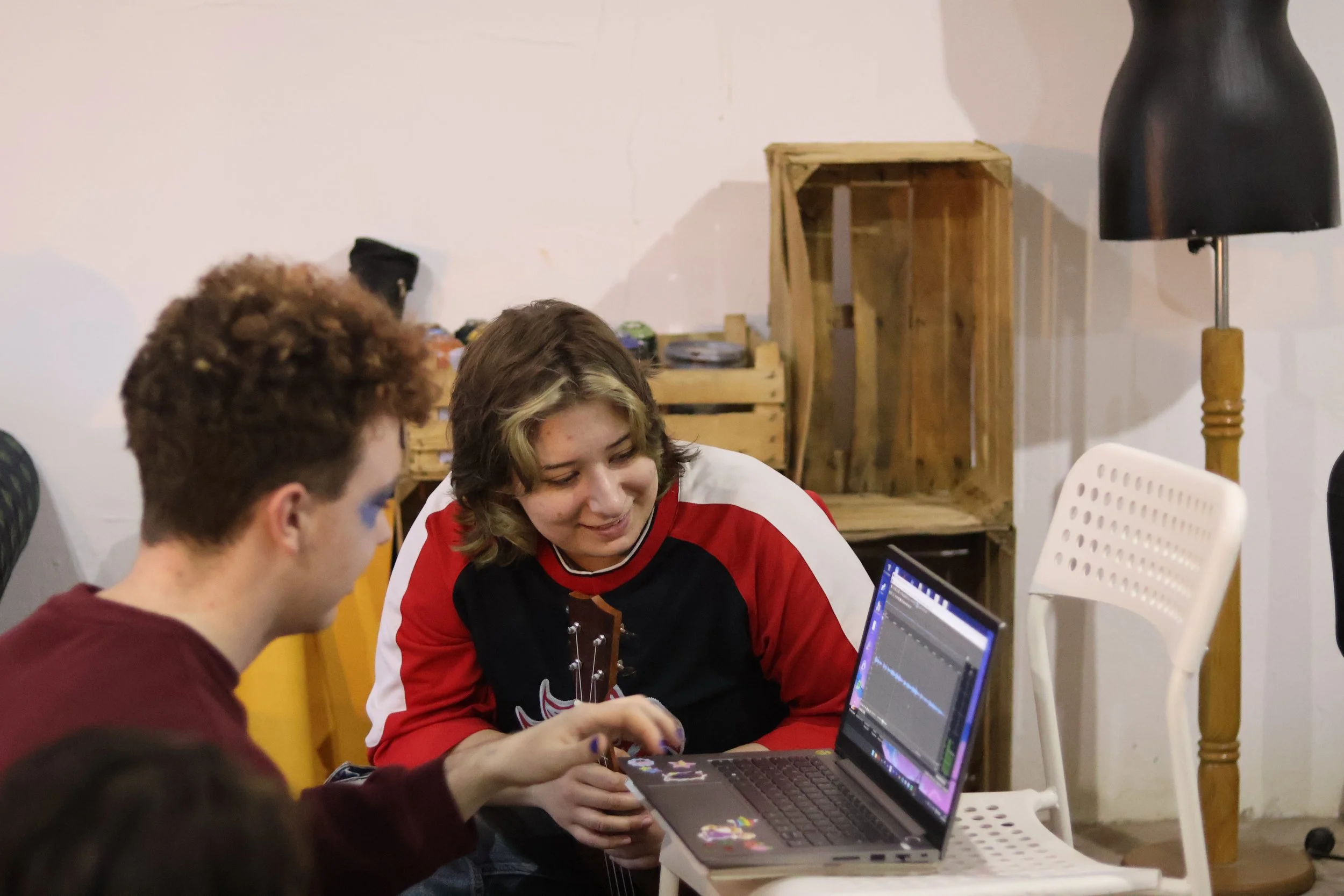 Dve mlade osobe gledaju u laptop.