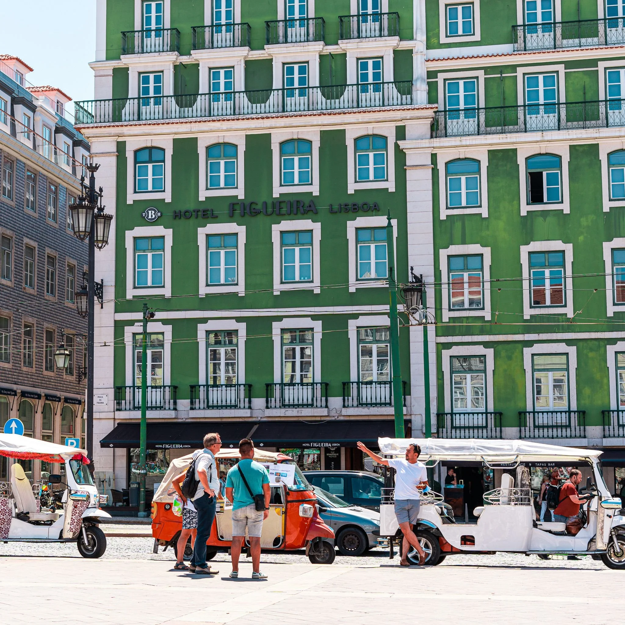 How to Spot and Avoid Illegal Tour Guides in Portugal