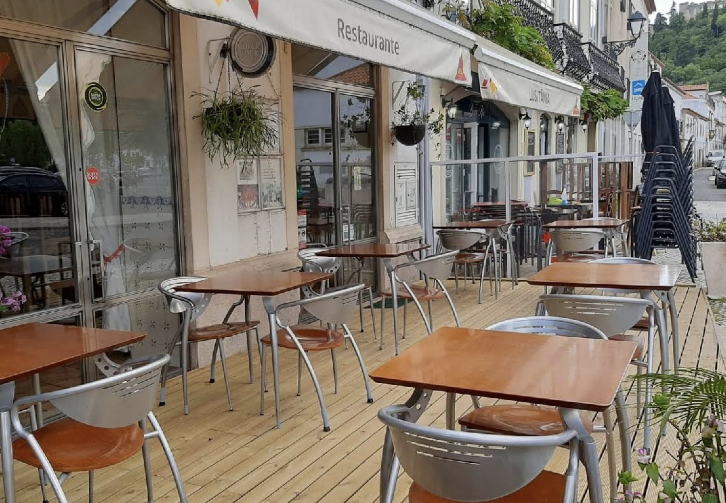 A lovely restuarant overlooking the river