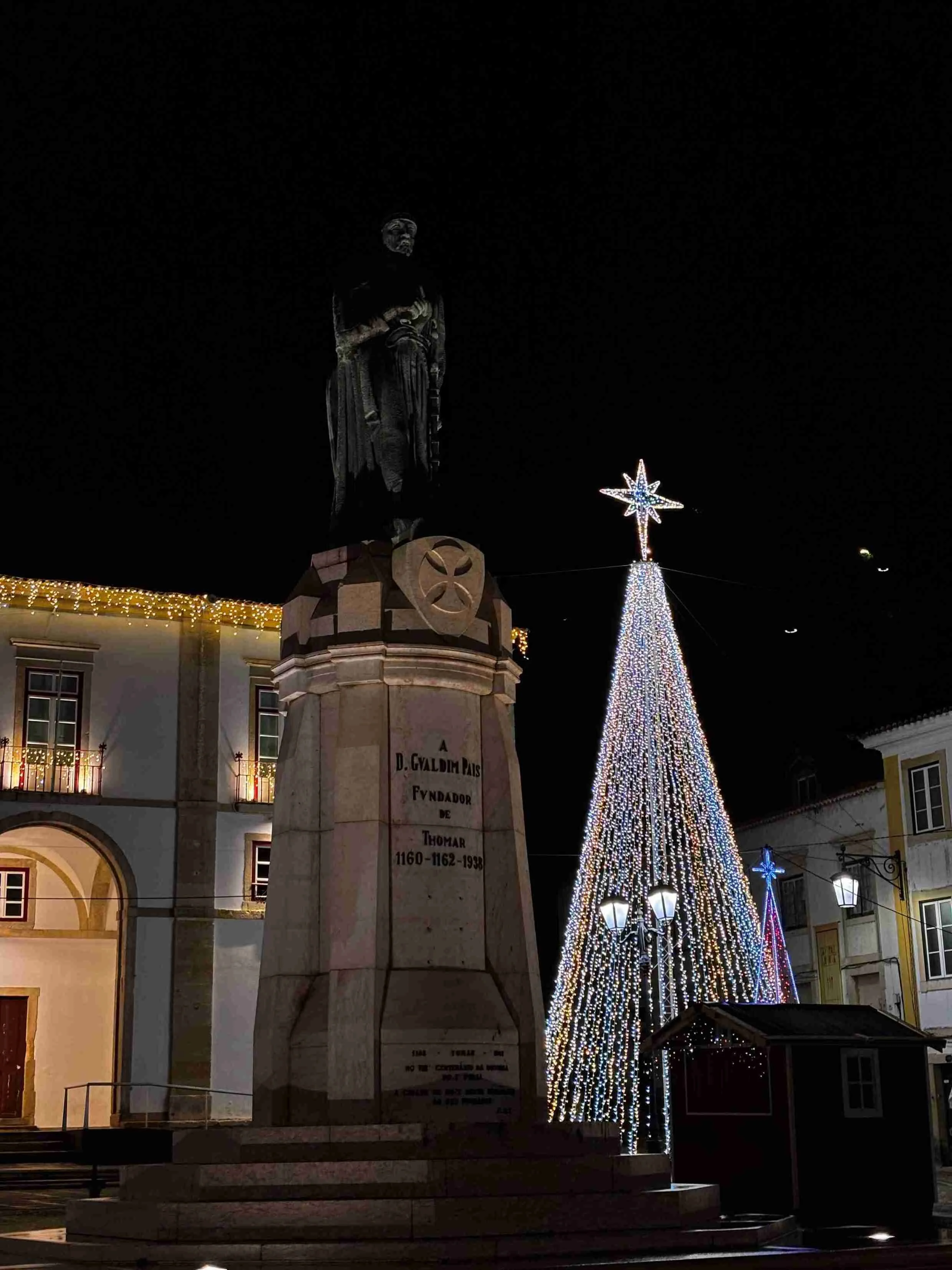 Gualdim Pais Statue and Christmas Tree 2026