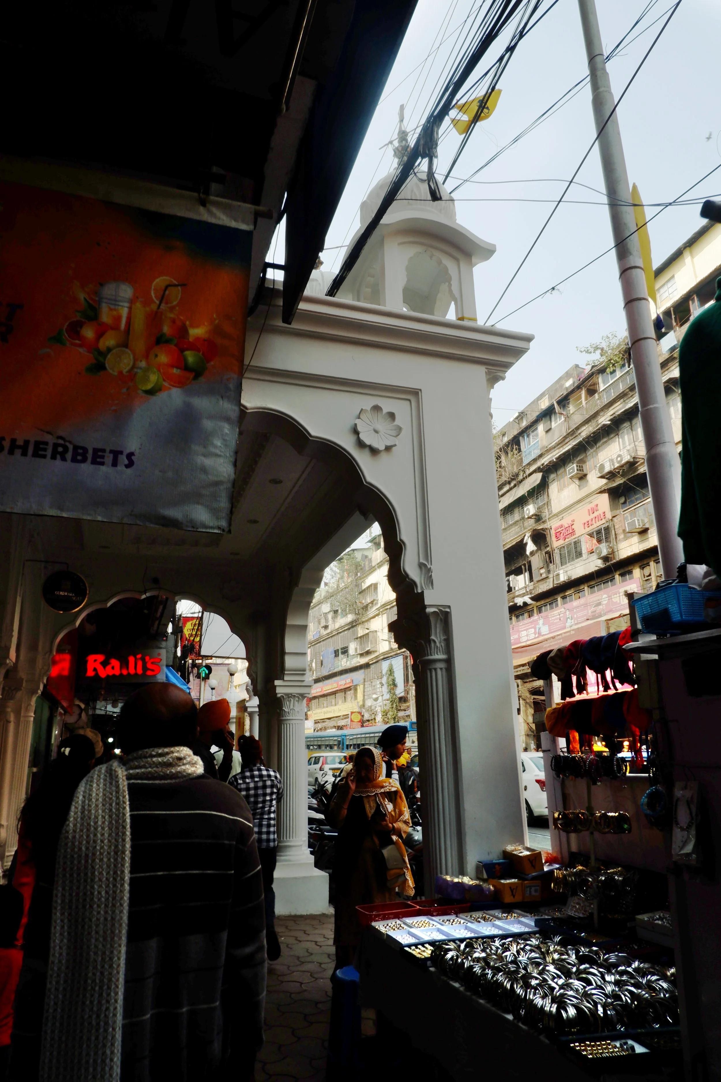 Shops set up right next to the gurudwara complex. Interestingly, sharbat stalls and certain goods and merchandise are a uniformity around gurudwaras in many Indian cities.