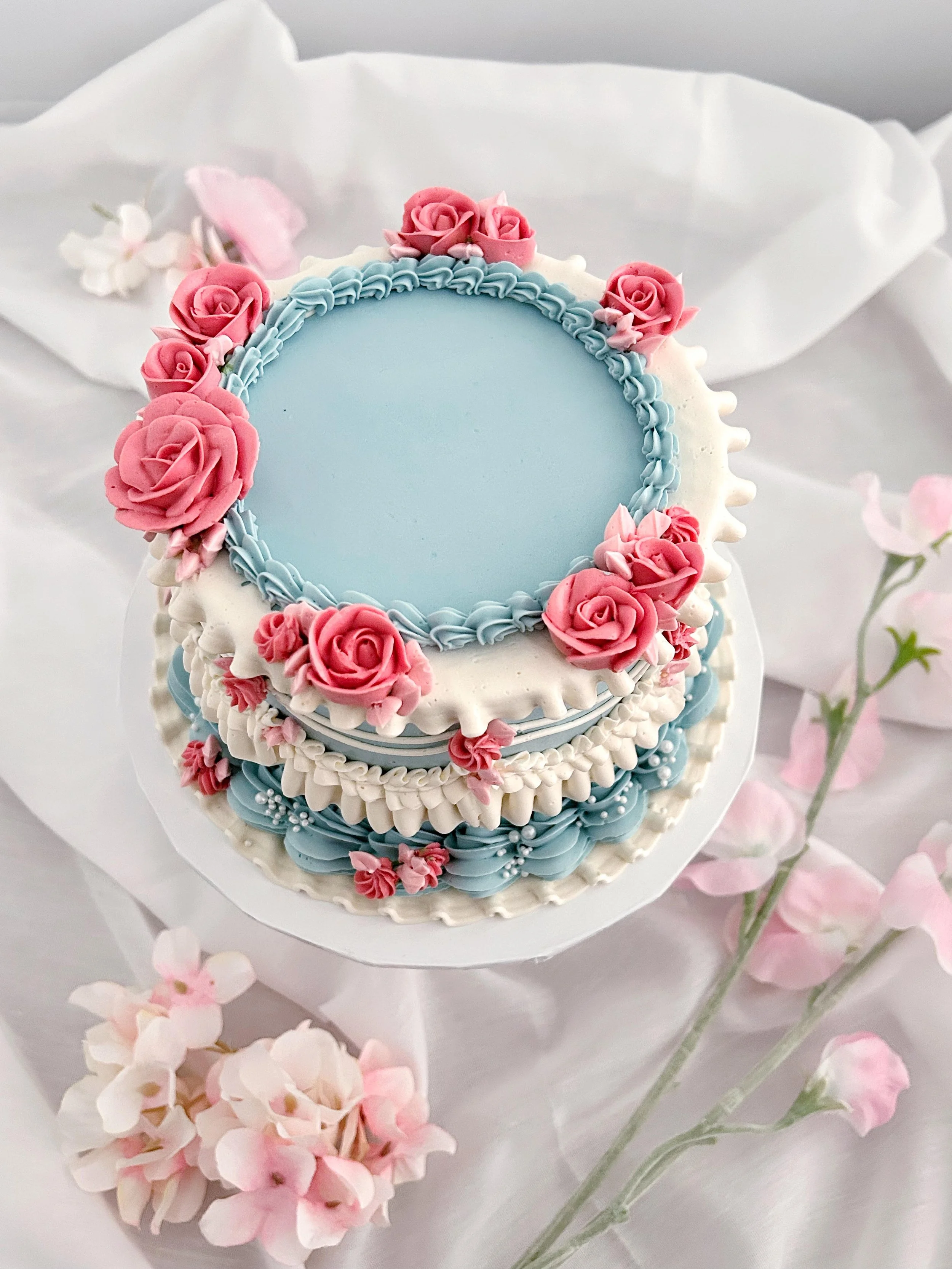 Vintage cake intricate piping.jpg