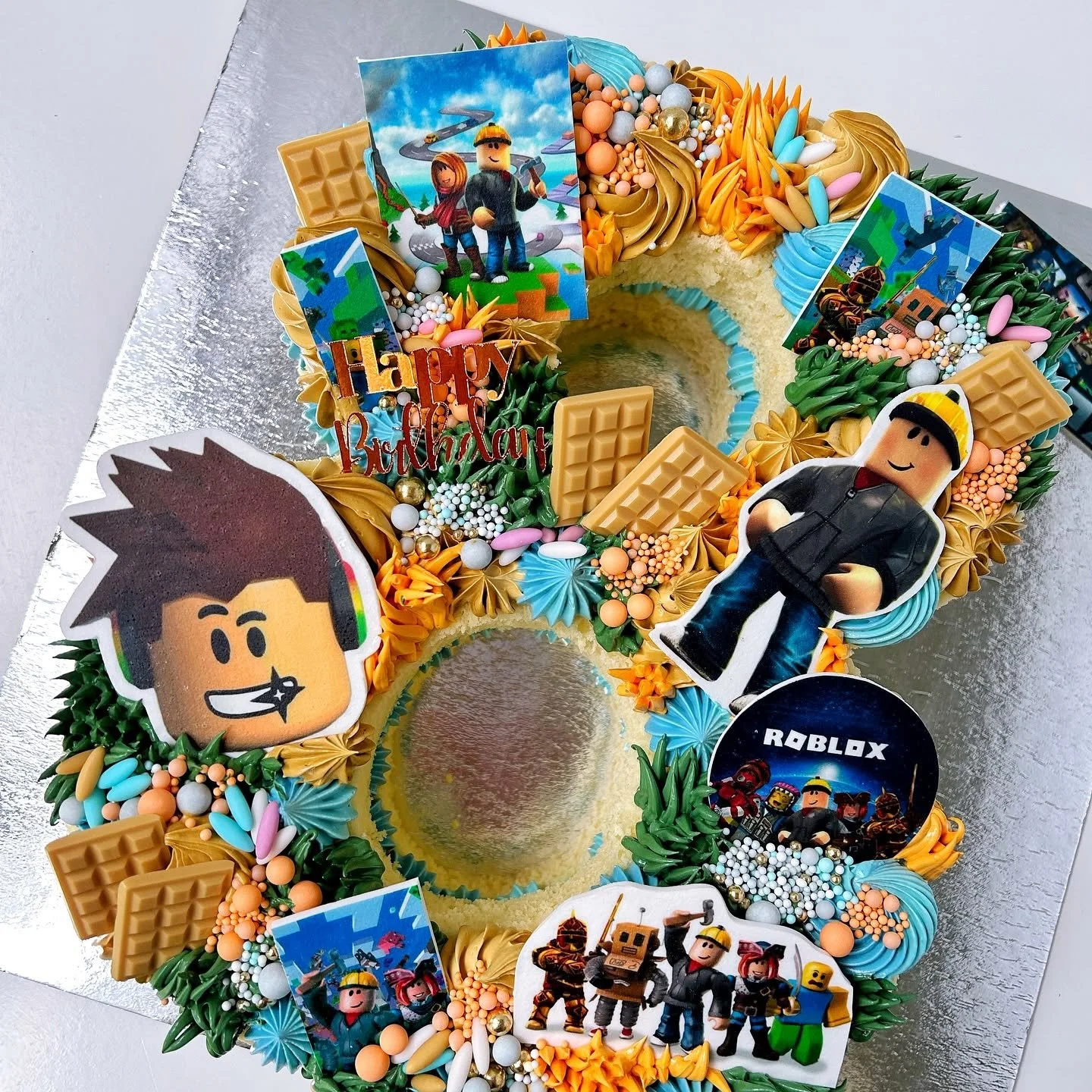 Number eight Birthday cake Roblox.jpg
