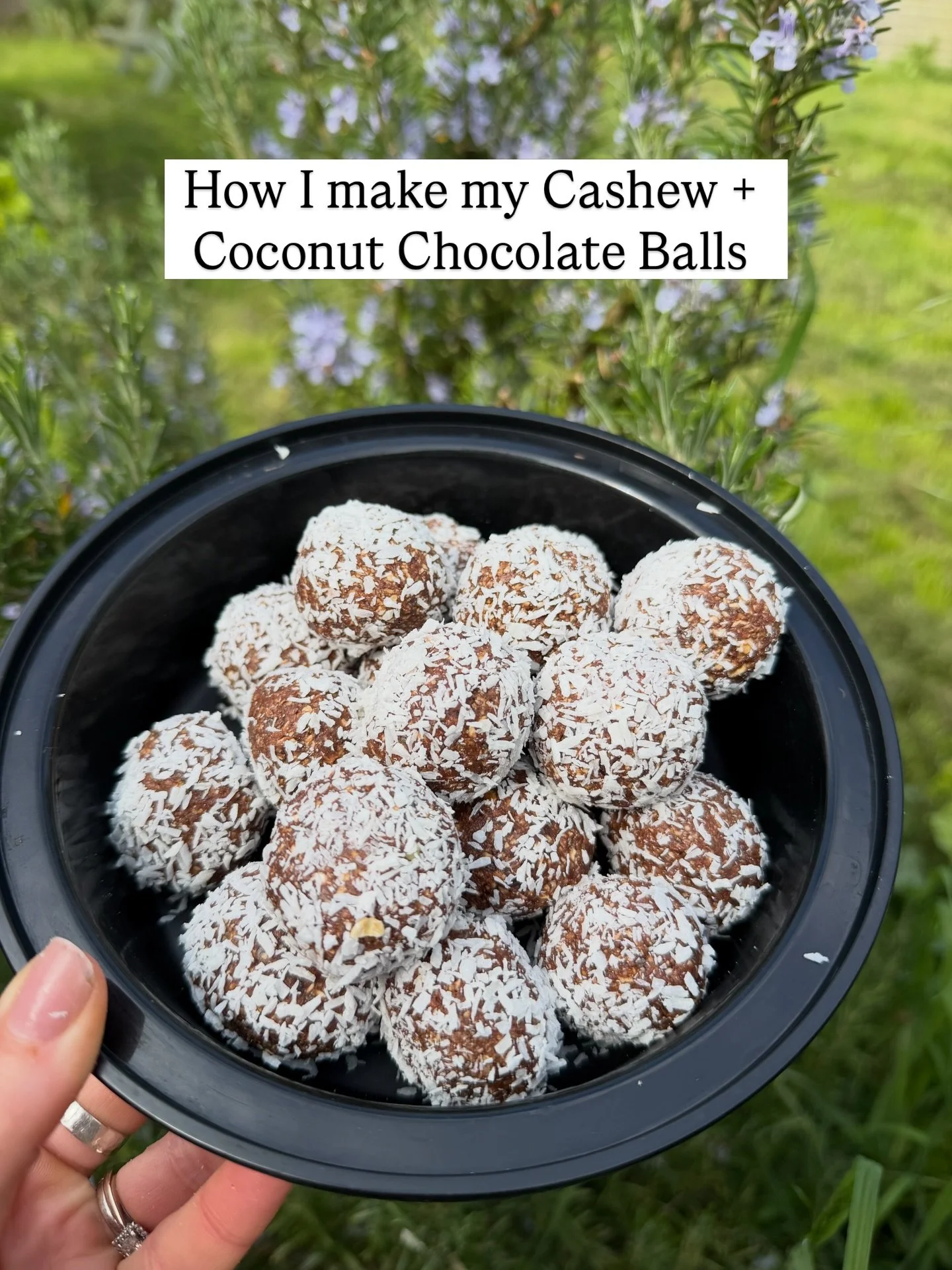 The perfect little snacky snack!

Swipe along to try out my cashew and coconut chocolate ball recipe 🥥🍫 full of fibre and naturally sweetened.

If you try them let me know what you think!

#chocolateballs #proteinballs #fibreballs #snacks #healthys