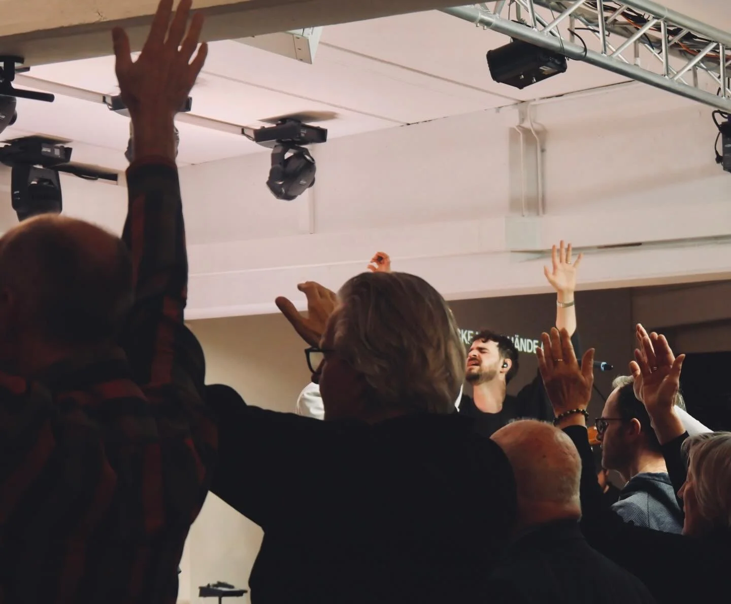 Momente in der ILC🙌🏼 

Jeden Sonntag kommen wir zusammen, f&uuml;r echte Gemeinschaft und Zeit mit Gott 🧎&zwj;♀️ 
Hier begegnen wir dem Herrn mit Lobpreis und Anbetung die ihm geb&uuml;hrt! 
Und er spricht zu uns, ob durch andere, sein Wort oder d