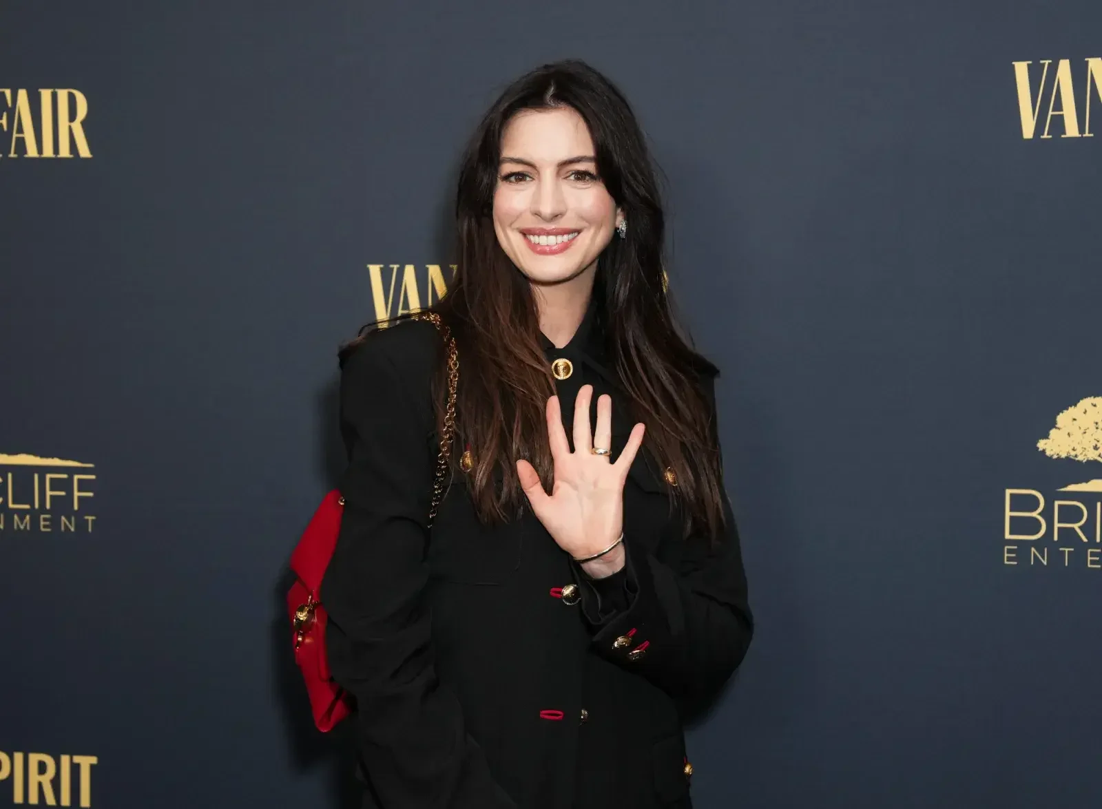 2585327-anne-hathaway.webp