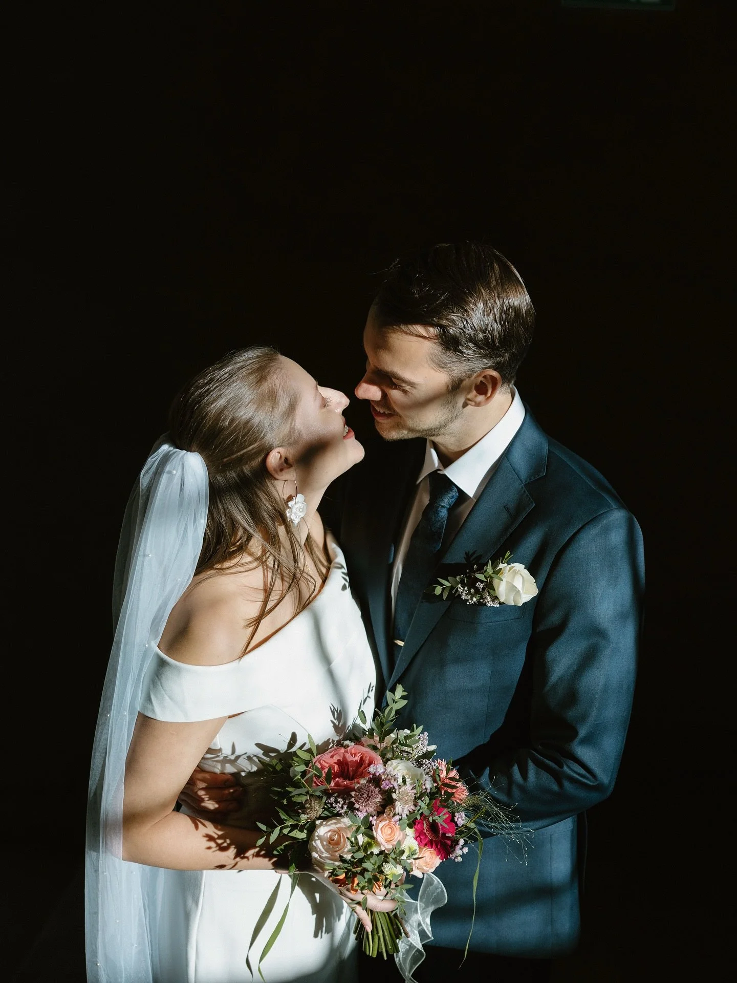 DEL 1/2
H&auml;r kommer lite fler bilder fr&aring;n br&ouml;llopet. Ett stort tack till @ellinorniland.se som gjorde ett fantastiskt jobb med fotograferingen! 🥰

Eftersom det blev ganska m&aring;nga bilder l&auml;gger jag &auml;ven upp en del tv&ari