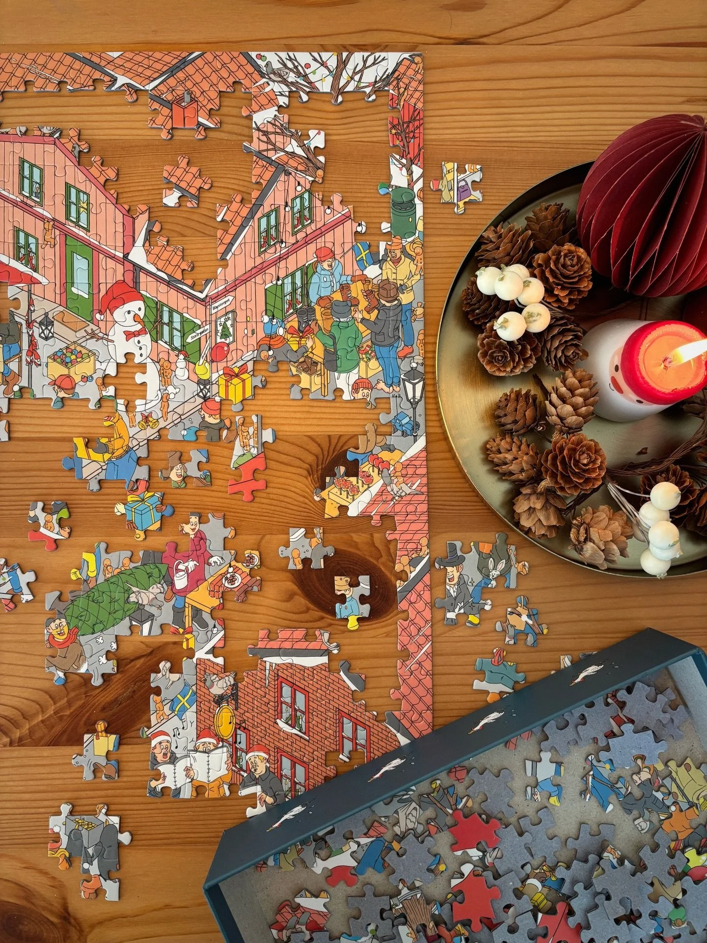 Nu finns mitt julpussel &auml;ntligen i webbshoppen! 🎄T&auml;nk att en spontan skiss fr&aring;n Sigtunas julmarknad kunde utvecklas till ett helt 1000-bitars pussel! 😍
Under stora delar av detta &aring;r har jag arbetat med illustrationen 🧩 ett mo