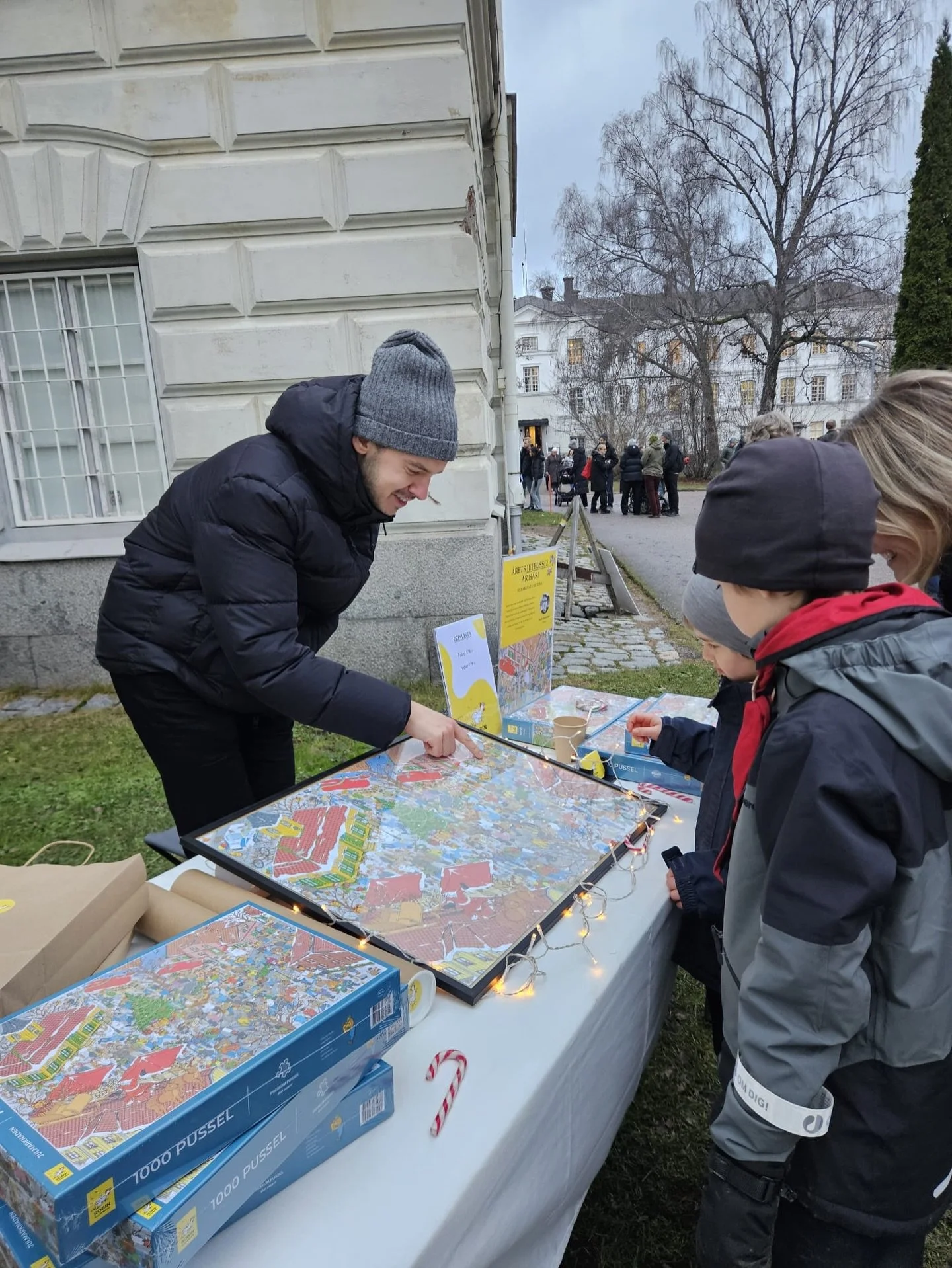 Wow!! Vilken h&auml;rlig st&auml;mning och energi det var p&aring; julmarknaden i Uppsala!
Det var verkligen roligt att se hur m&aring;nga som visade intresse f&ouml;r julpusslet och vilken k&auml;rlek det finns f&ouml;r att pussla. Tack till alla so