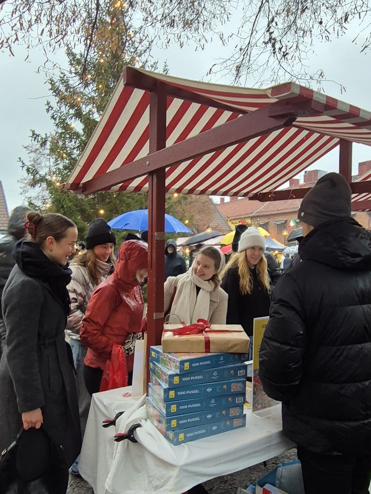 Idag var sista dagen som jag visade upp pusslet, vilket gjorde dagen extra speciell. Stort tack till alla som stannade till, pratade och spred s&aring; fin energi!Julk&auml;rleken lever verkligen i Sigtuna ❤️🎄