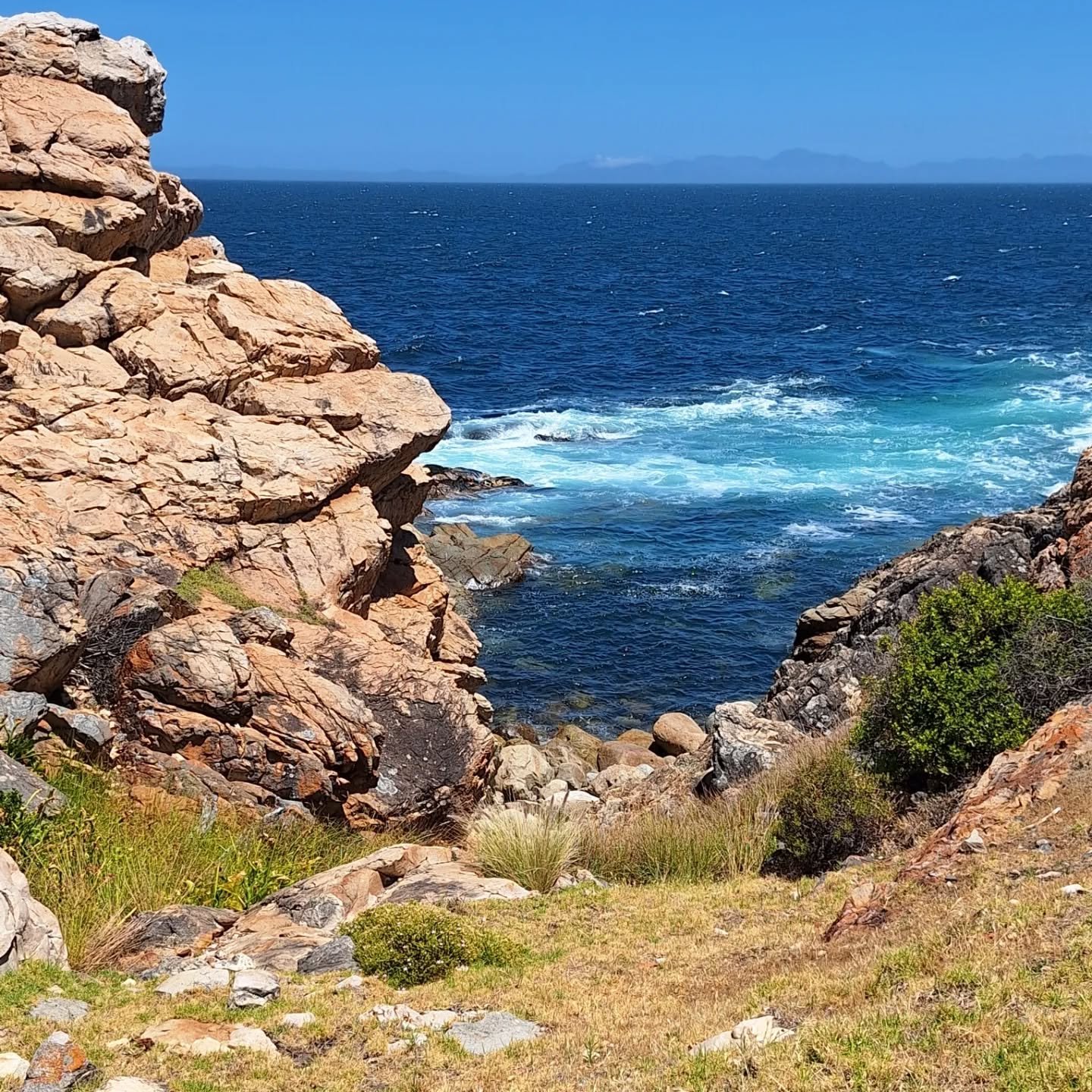 South Africa&rsquo;s coastline is a beautiful mix.
From wild Atlantic cliffs to calm Indian Ocean bays, every stretch tells a different story.

One of the most breathtaking routes is Clarence Drive, where mountains plunge into the sea, fynbos meets s