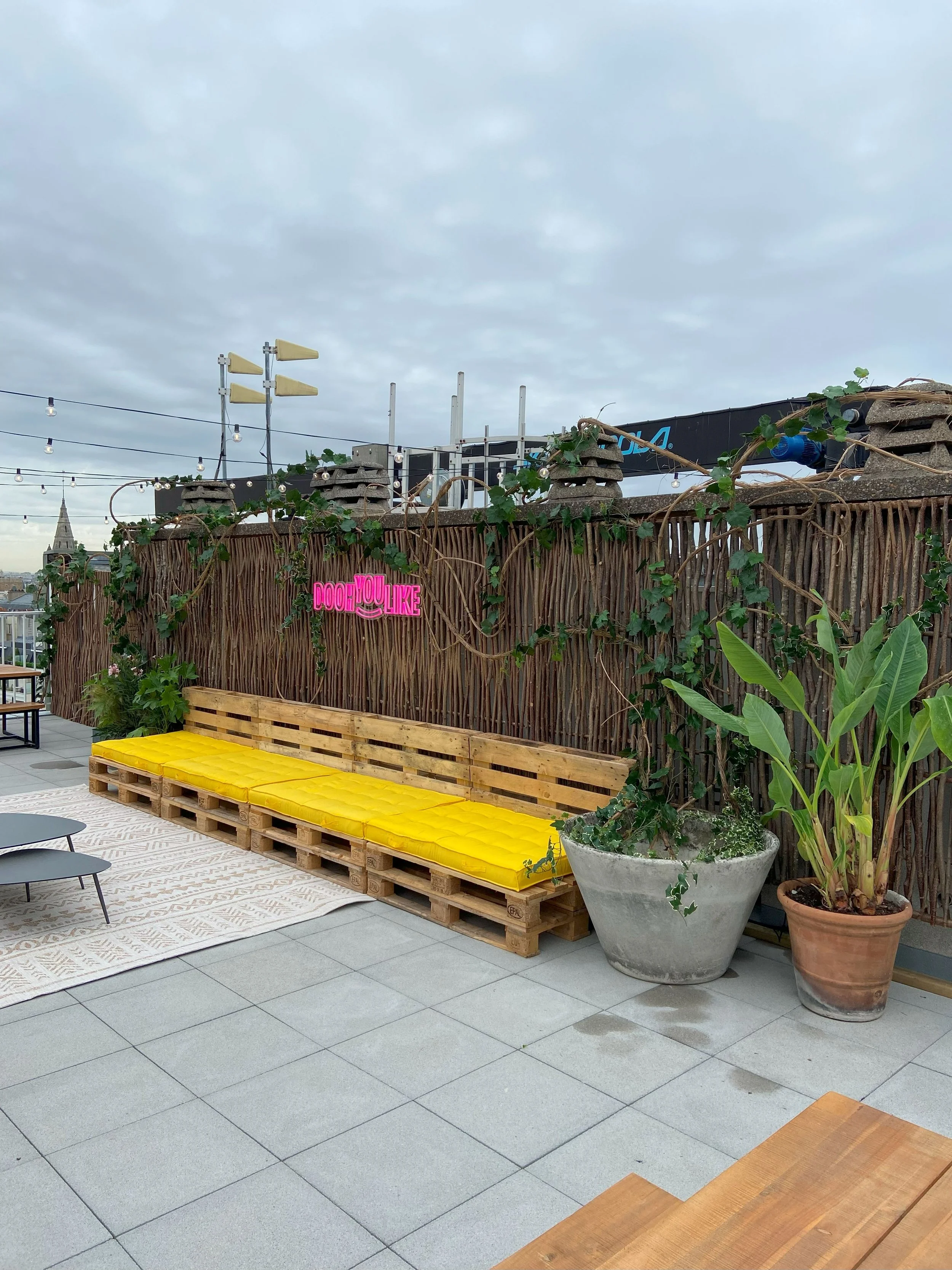 décoration florale artificielle terrasse