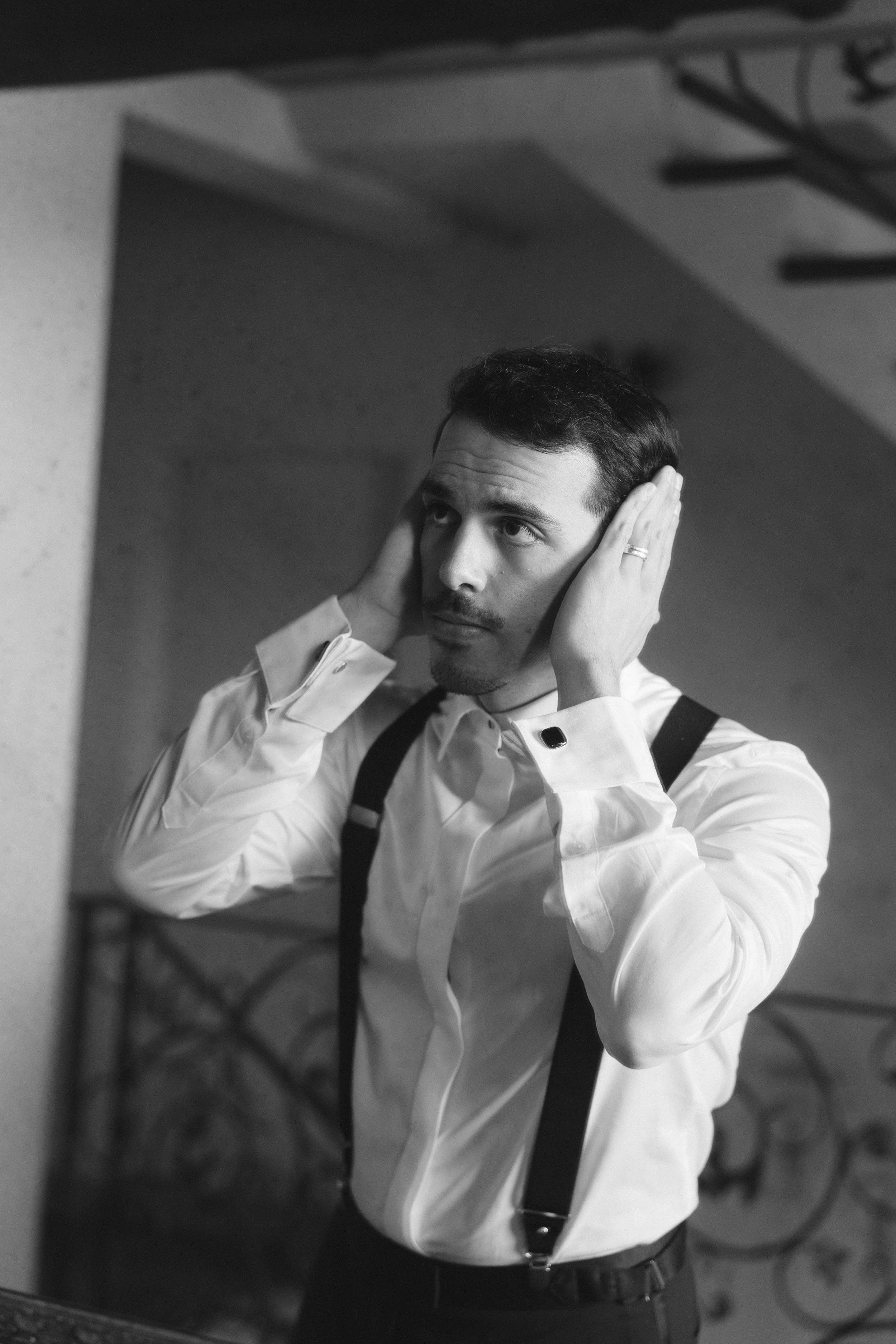 Groom get ready in tuscany