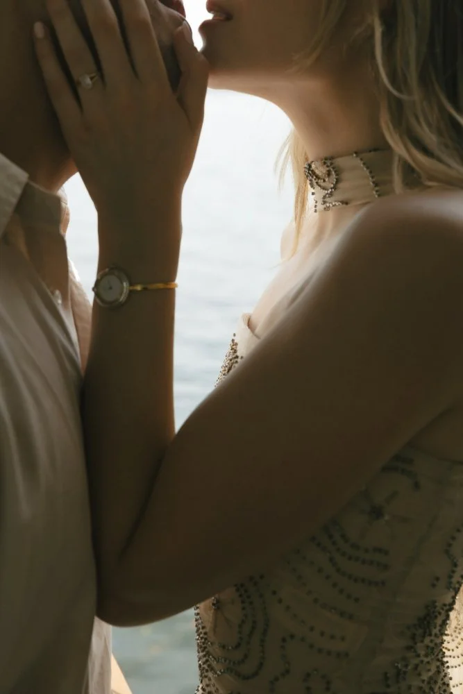 couple kissing in vizcaya museum couples photo session