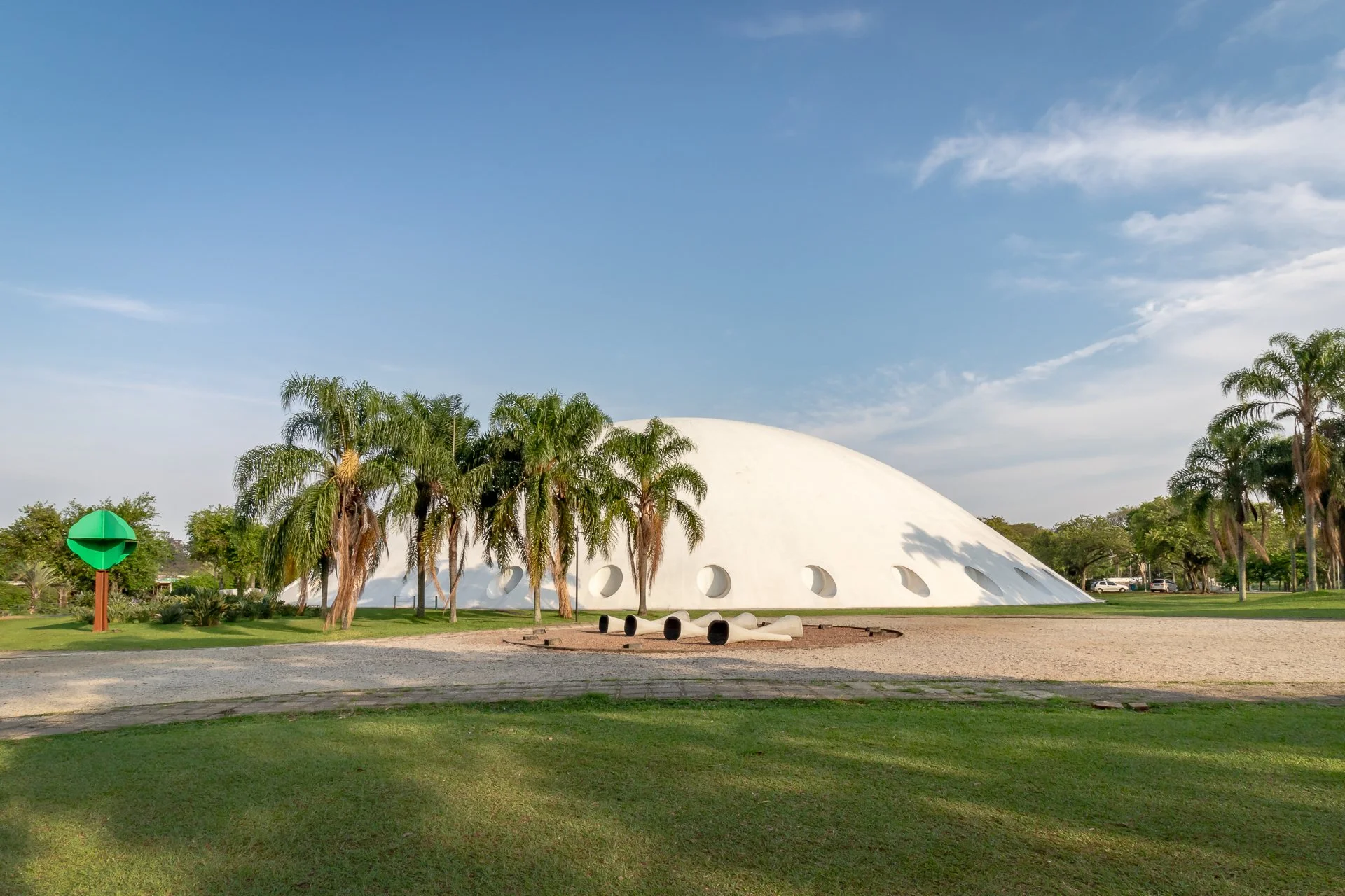 Oca no Parque do Ibirapuera com gramado e árvores, projeto de Oscar Niemeyer