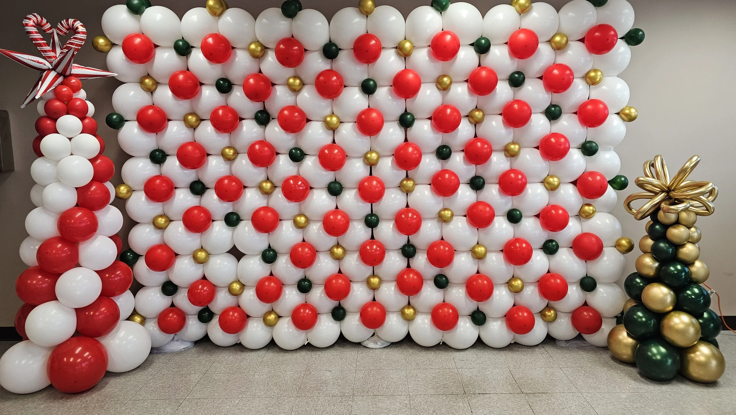 Christmas balloon wall.jpg