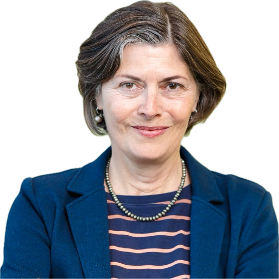 Porträt einer älteren Frau mit kurzen braunen Haaren, trägt eine dunkelblaue Jacke, ein gestreiftes Oberteil und eine Perlenkette