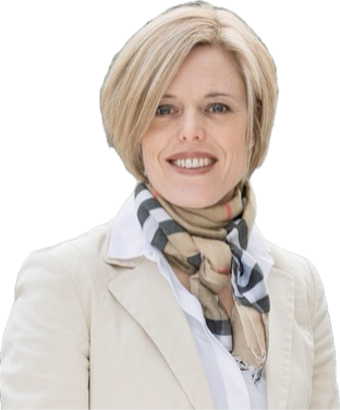 Porträt einer lachenden Frau mit kurzen blonden Haaren, weißer Bluse, weißem Blazer und bordeaux-weiß karierter Seidenschal.