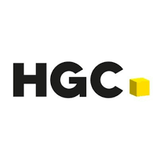 Das Logo von HGC mit schwarzen Buchstaben und einem gelben Würfel.
