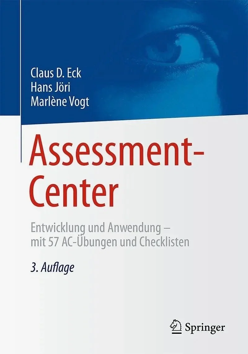 Buchcover des Titels 'Assessment-Center Entwicklung und Anwendung mit 57 AC-Übungen und Checklisten', Autoren: Claus D. Eck, Hans Jöri, Marlene Vogt, dritte Auflage, Verlag Springer.