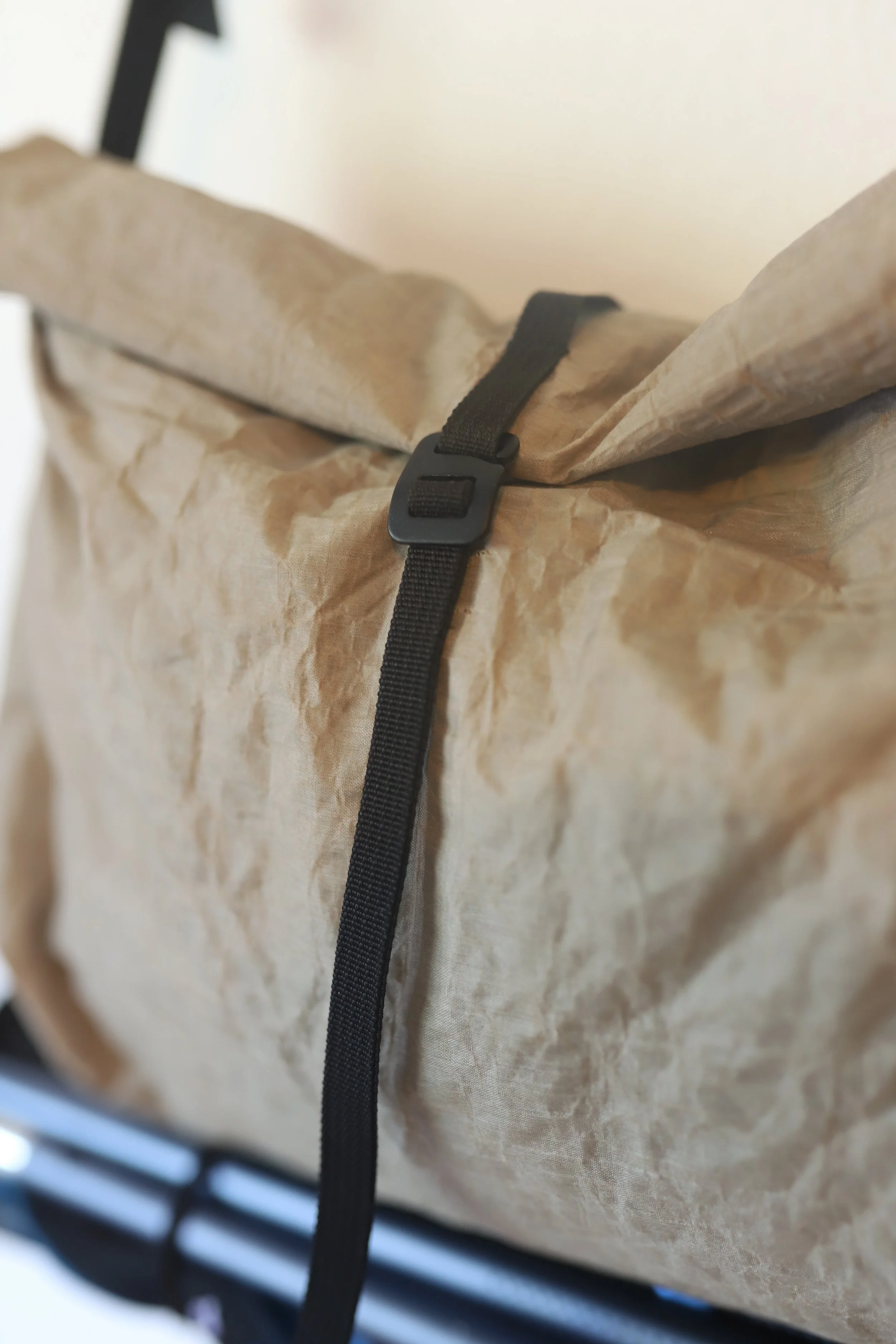 Compression hook closure