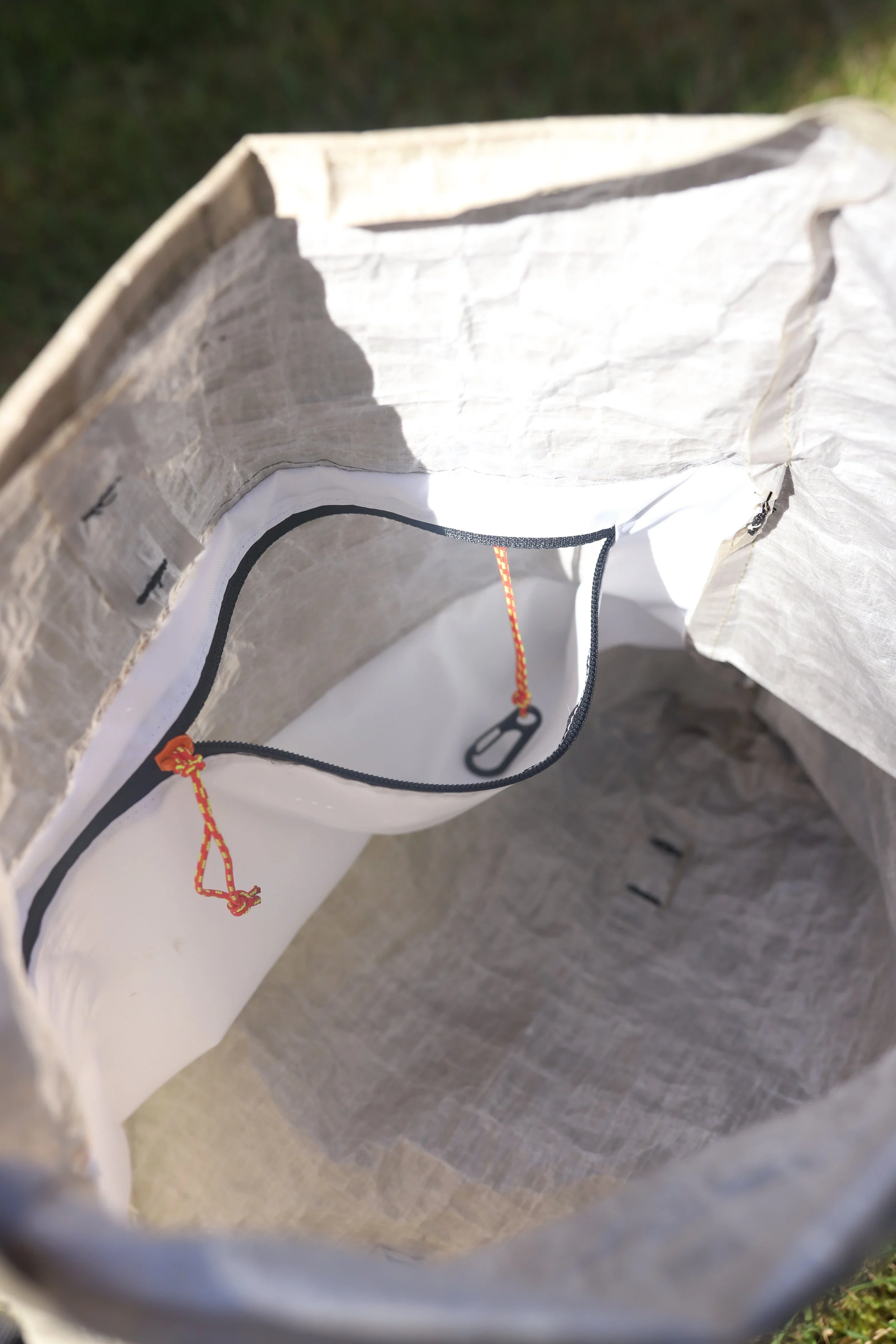 Interior pocket with carabiner 