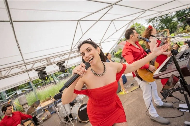 🌸🍷 A huge thank you to @flowerandwinefestival and @culturalniagaracorporation for having us perform this last Saturday in sunny St Catharines!
.
.
.
#flowerandwine #flowerandwinefestival #stcatharines #sugarheat #sugarheatband