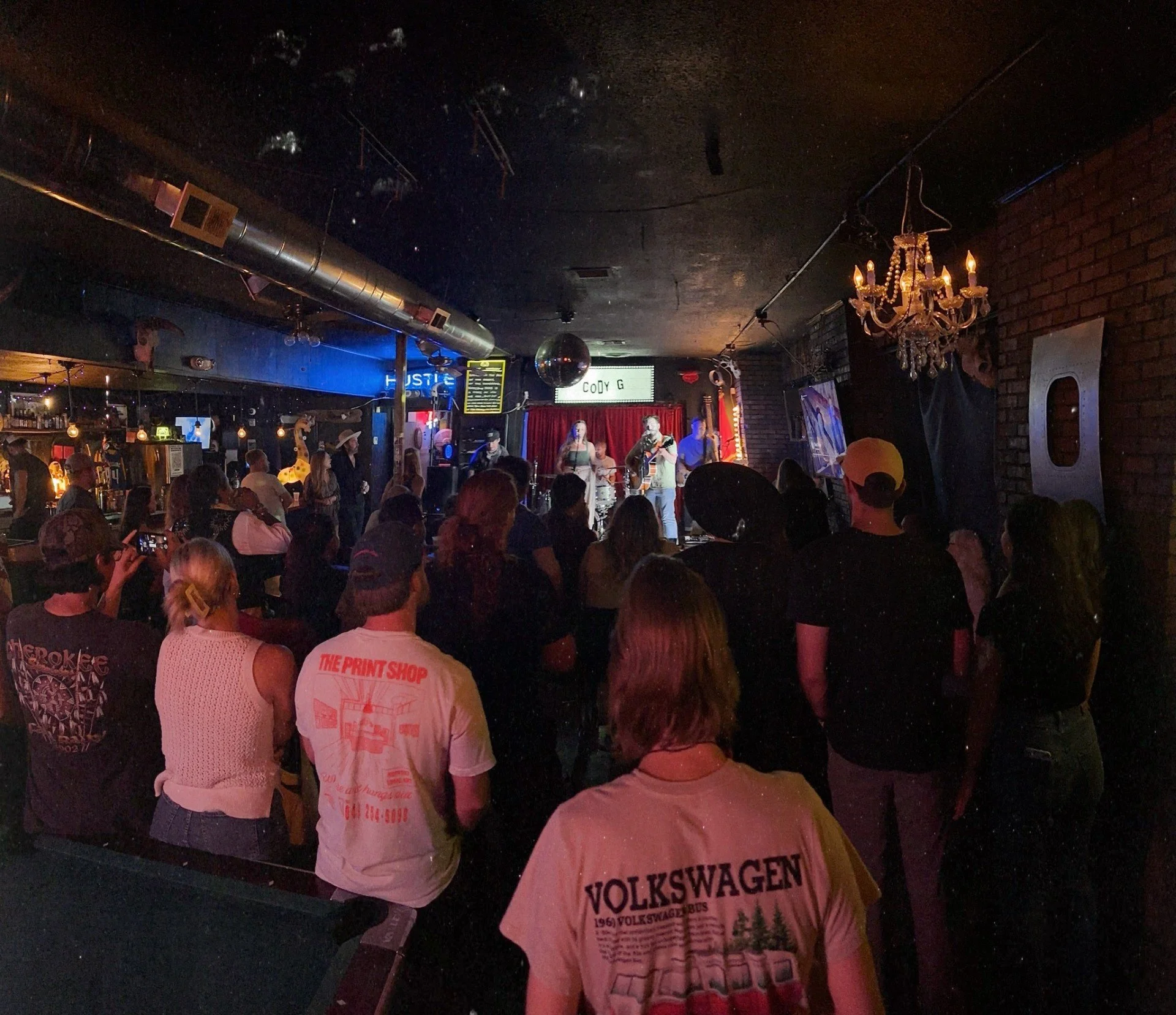 Crowd picture of Lauren Link supporting Cody Gentry at the Underdog in Nashville, TN