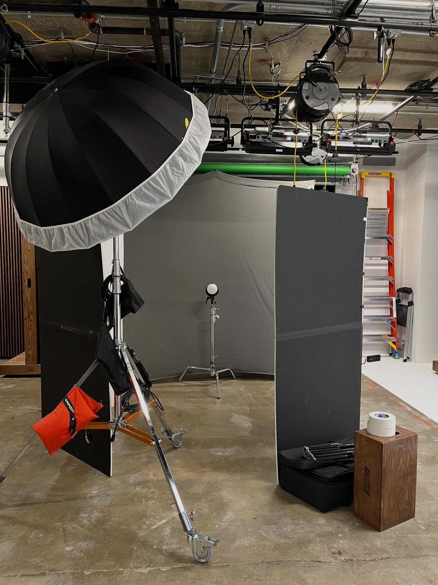 Here&rsquo;s to the first post of the year! 🥳 

I&rsquo;ve been doing more environmental headshots lately, but here&rsquo;s my setup for studio corporate headshots. 

One key light with a large soft box, one hair light, and two v-flats. I also use a