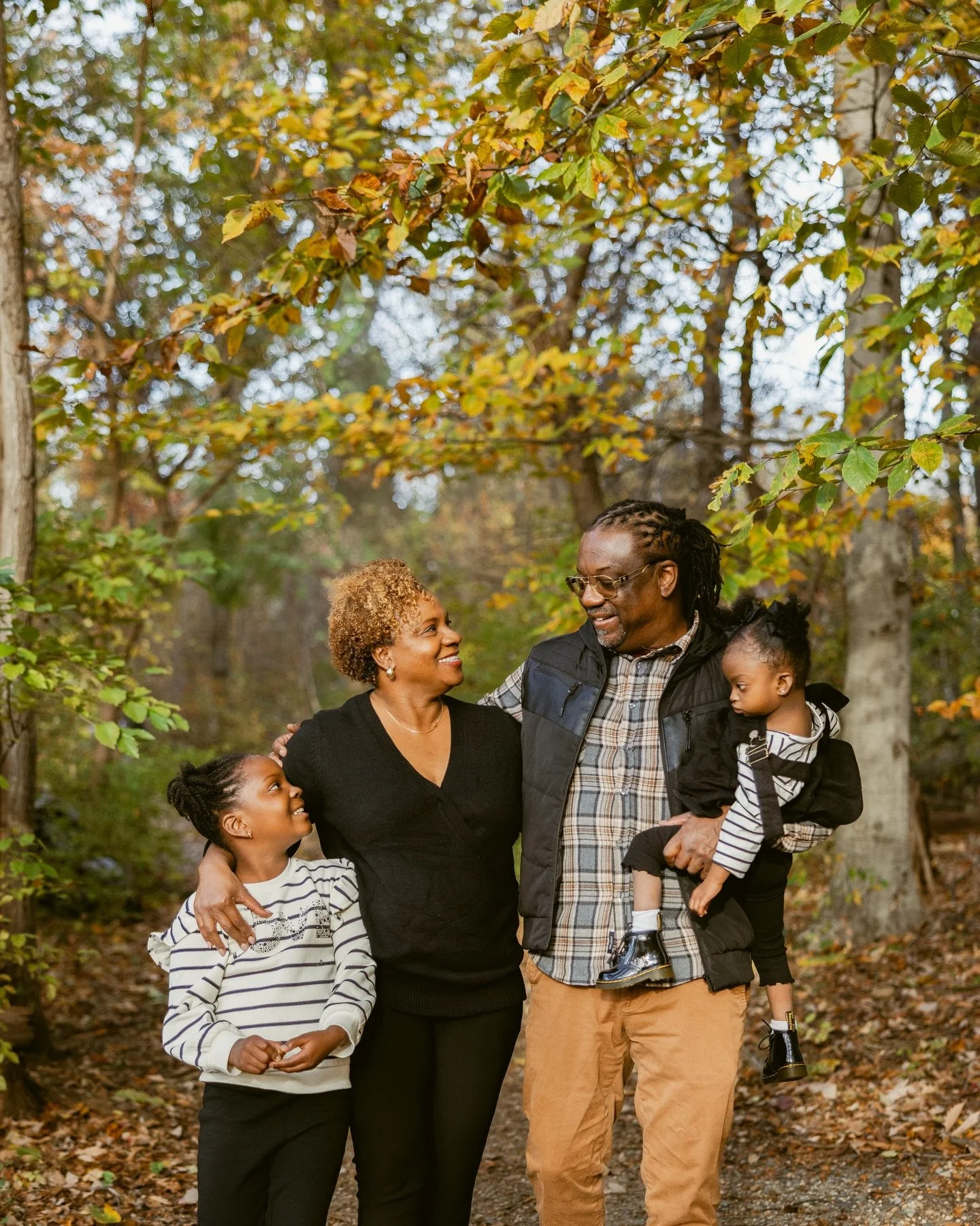 Took advantage of the fall foliage at Rock Creek Park last fall to capture photos of my cousin @shawndowens her family! 🍂

Shooting young kids can be a bit unpredictable and challenging, but we mainly focused on just capturing candid moments with a 