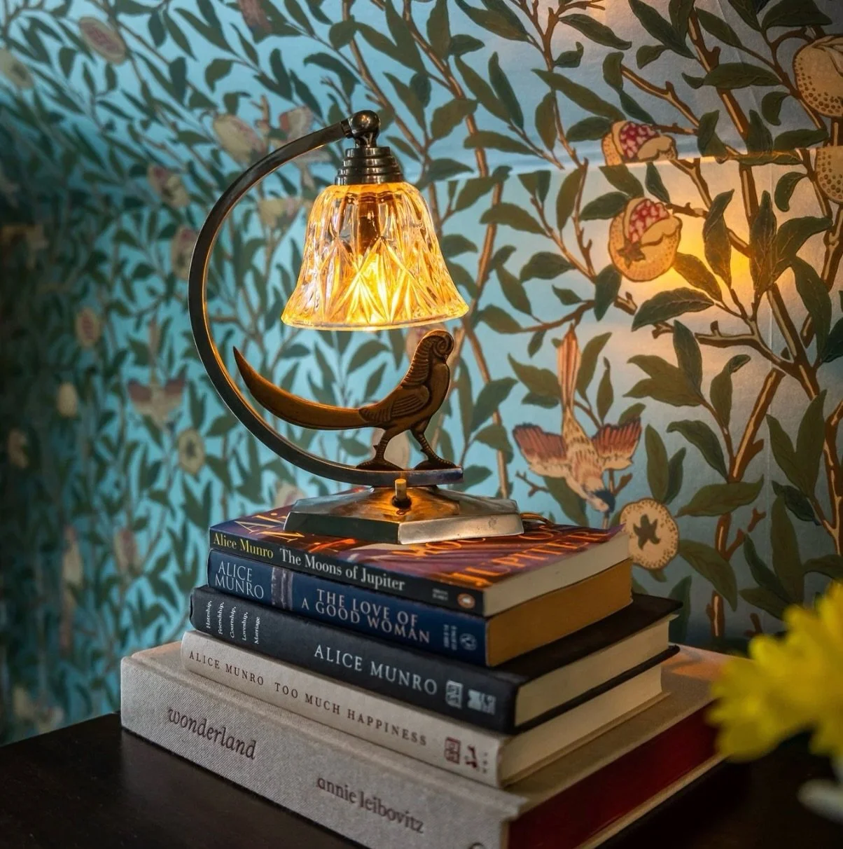 Two things that make a boutique suite: good music and good books.

At Five Stratford you&rsquo;ll find books for your enjoyment placed throughout, and a healthy selection of records!

#fivestratford #luxuryairbnb #vrbo #stratfordontario #stratfordfes