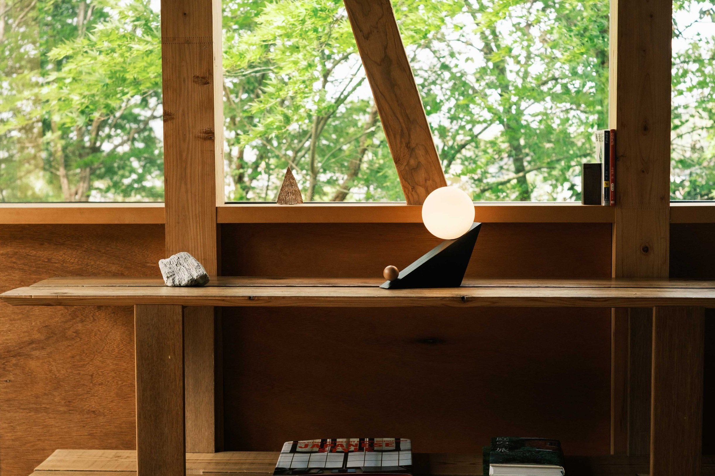 Rechargeable cordless table lamp