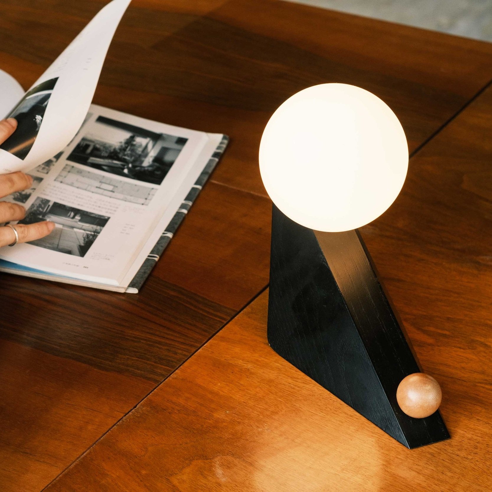 Rechargeable table lamp