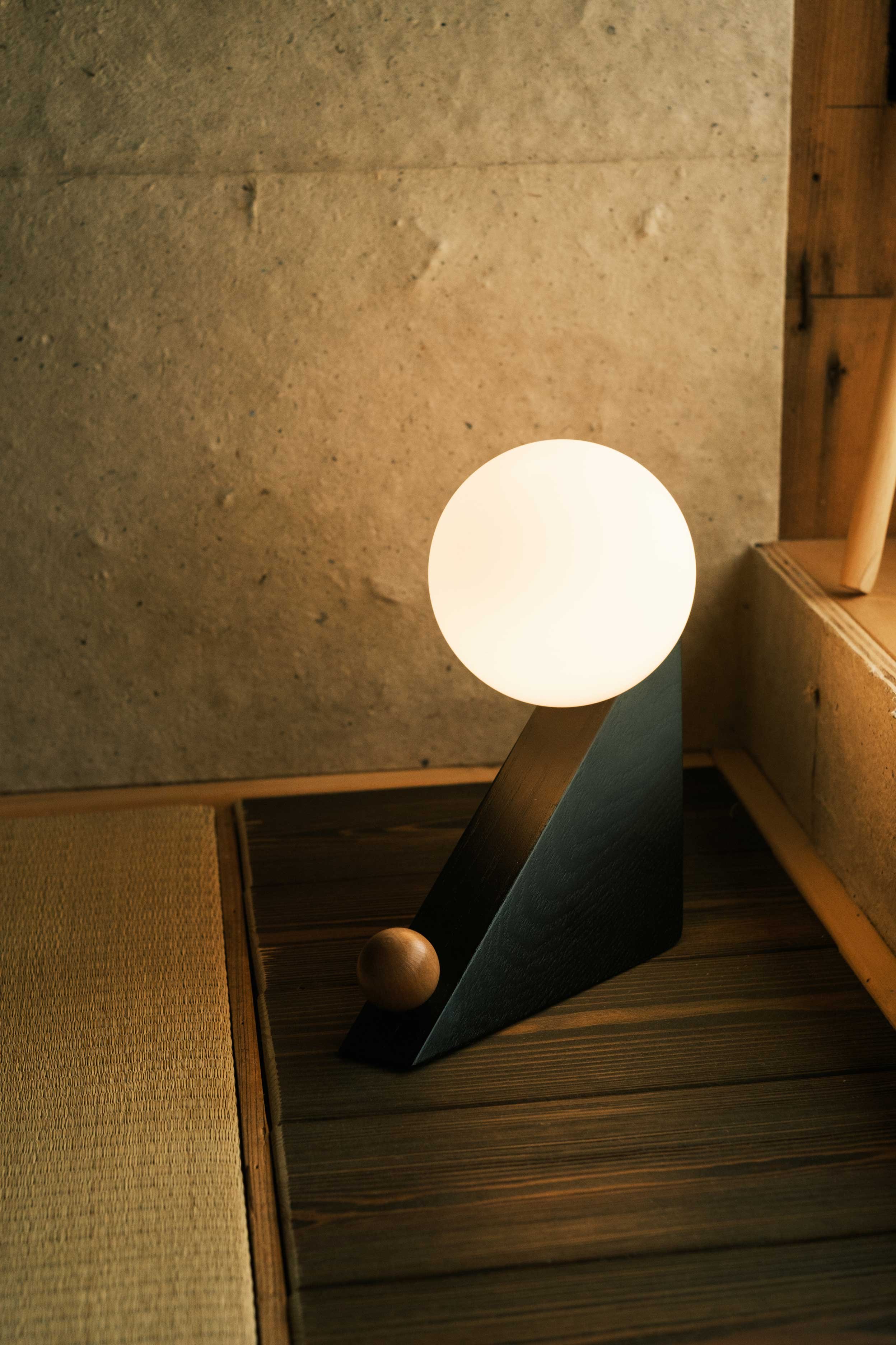 Rechargeable cordless table lamp