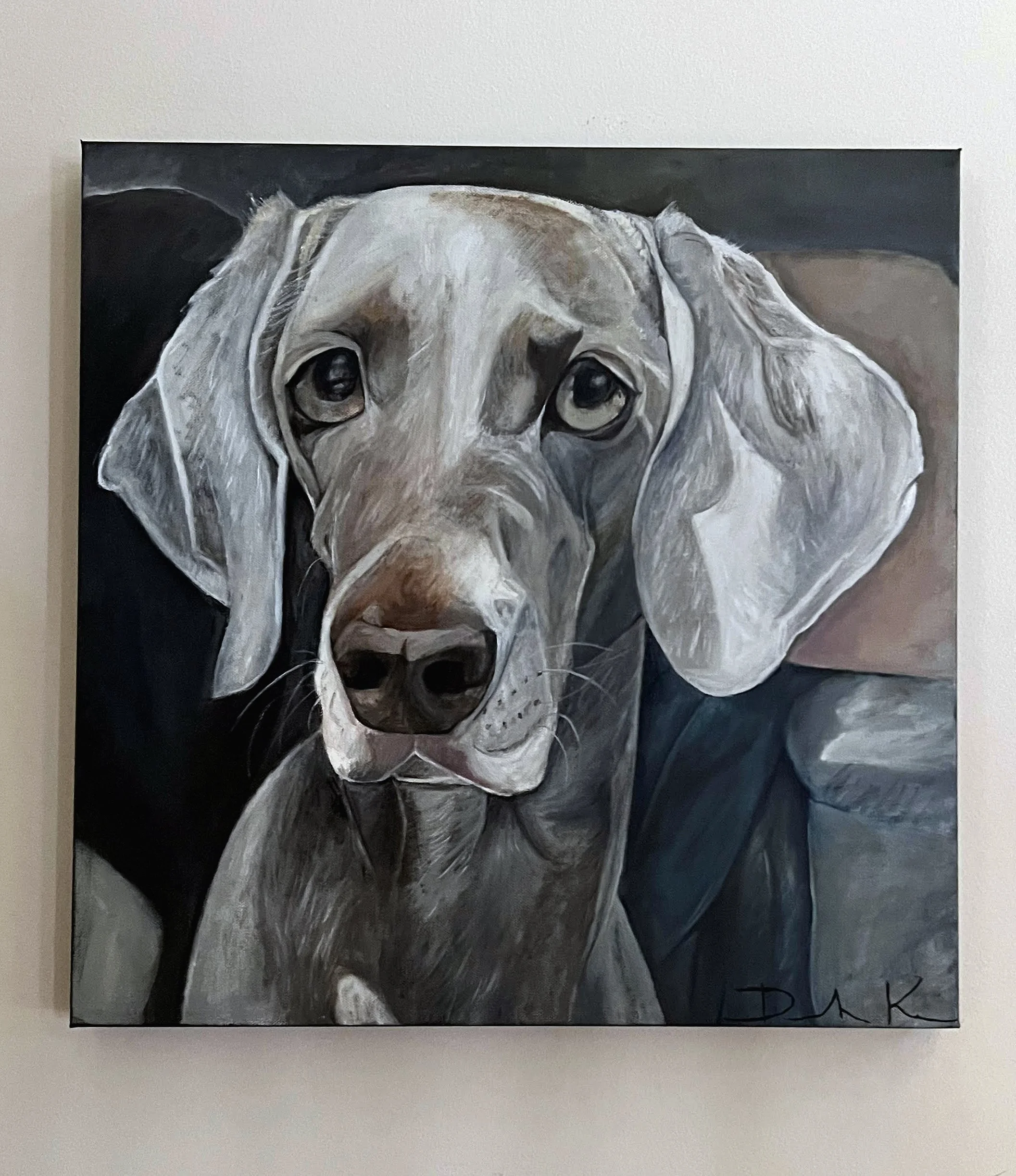 Painting of a Weimaraner dog with gray fur, expressive eyes, and floppy ears, with a background of dark and light colors.
