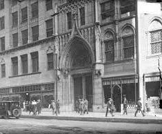 The Washington Street entrance to the Chicago Temple, circa 1924