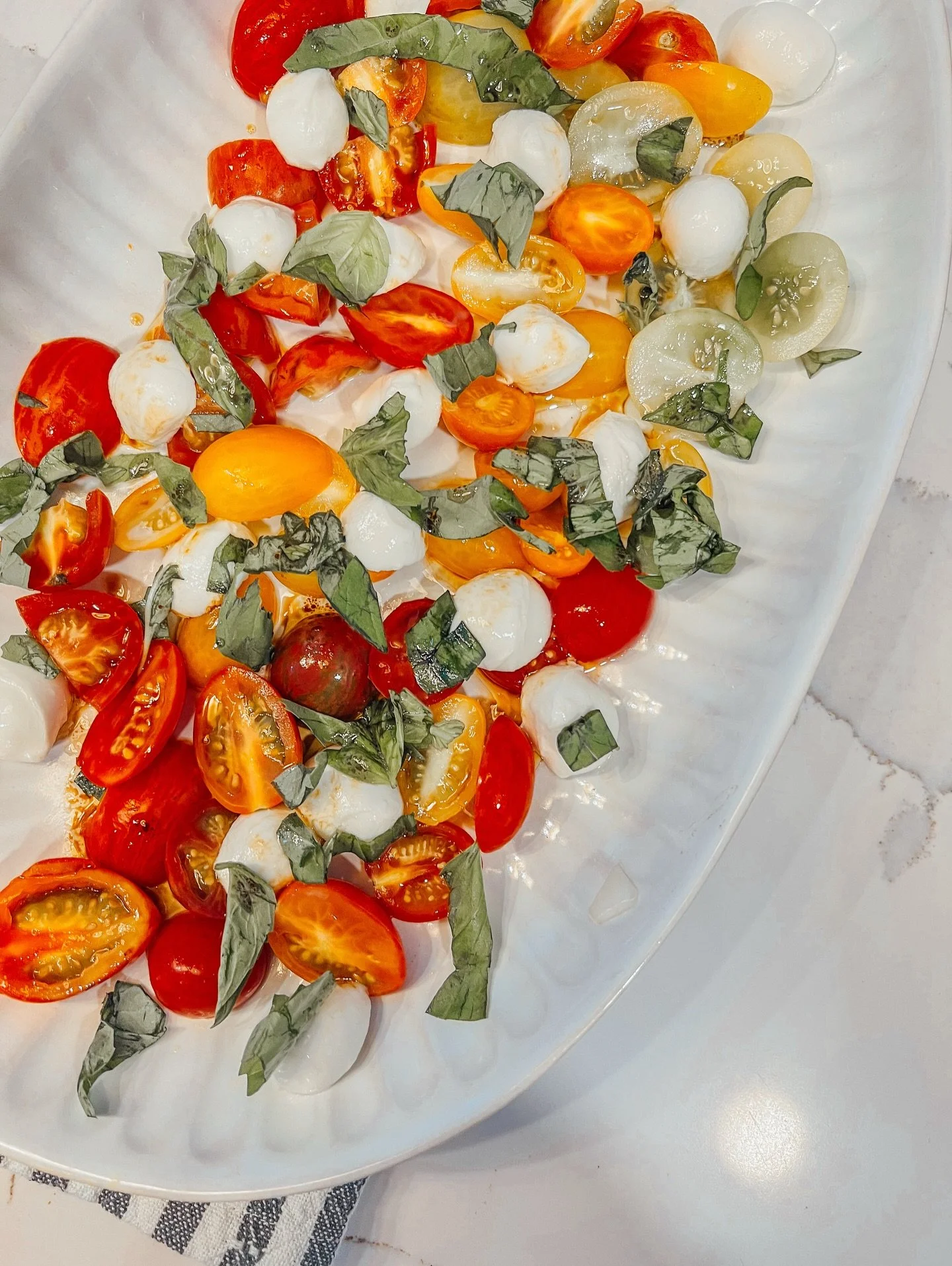 Sharing one of our favorite dietitian-approved, no-prep potluck hacks for when the calendar is packed with holiday parties, dinners, and New Year&rsquo;s plans ✨

A simple caprese platter using:
&bull; Cherry or grape tomatoes
&bull; Fresh basil
&bul
