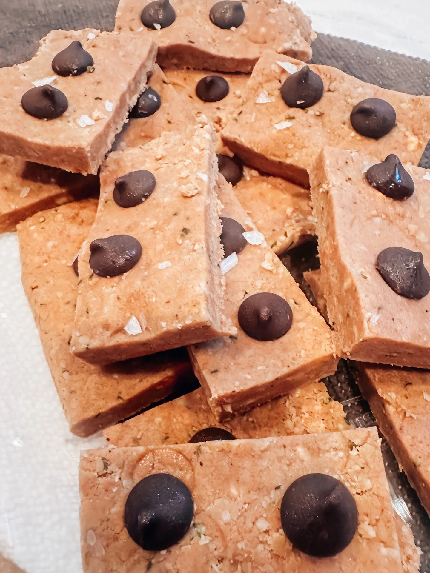 If you&rsquo;re tired of protein bars packed with added sugar or sugar alcohols that leave your stomach feeling&hellip; not it here&rsquo;s your sign to make your own! 

Homemade Protein Bars 
Ingredients:
&bull; 1&frac12; cups almond flour
&bull; &f