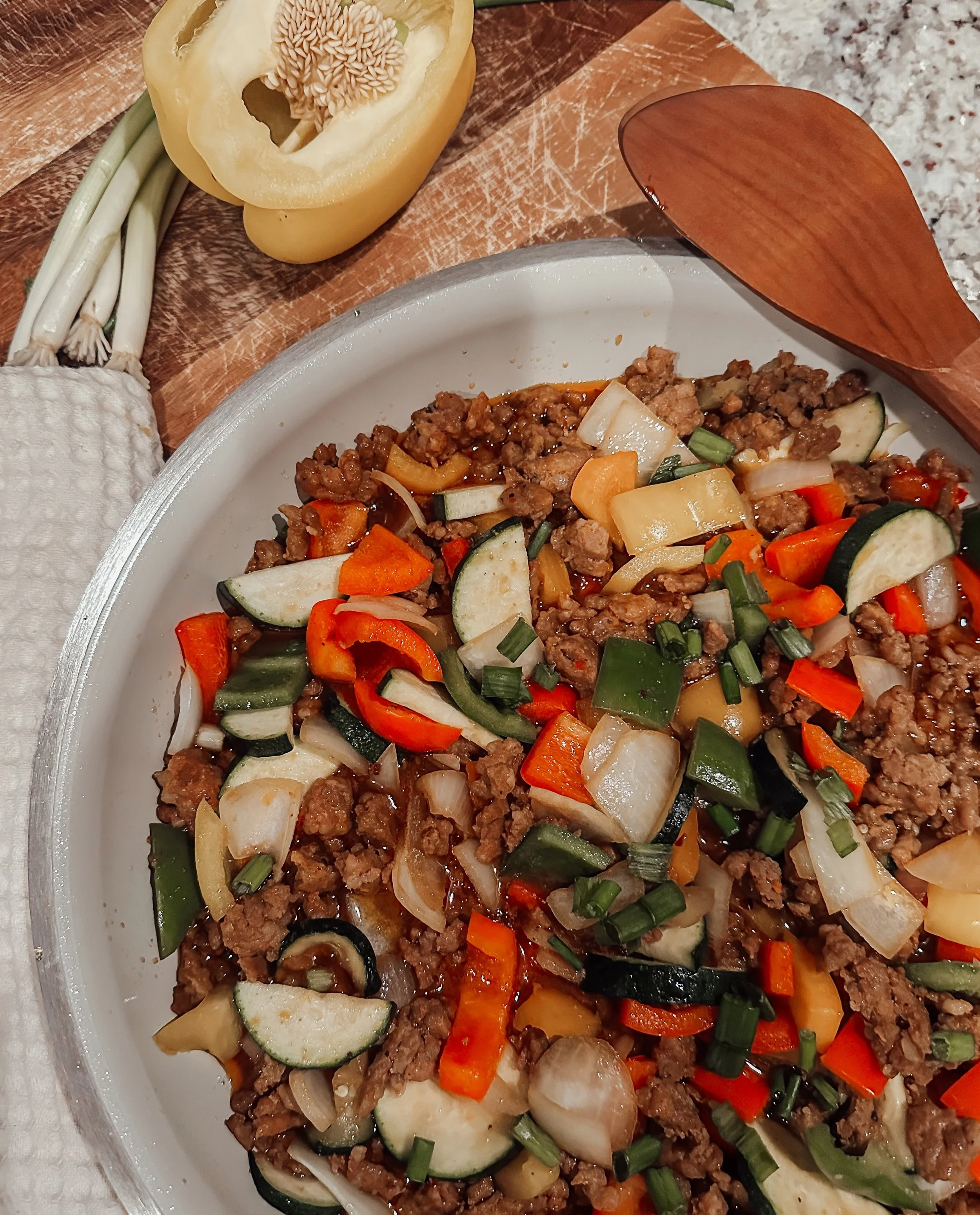𝘖𝘯𝘦 𝘱𝘢𝘯 𝘰𝘳𝘢𝘯𝘨𝘦 𝘱𝘰𝘳𝘬 𝘴𝘵𝘪𝘳 𝘧𝘳𝘺 🍊🥦

𝘞𝘩𝘺 𝘸𝘦 𝘭𝘰𝘷𝘦 𝘪𝘵:
&bull; 𝘖𝘯𝘦 𝘱𝘢𝘯 = 𝘦𝘢𝘴𝘺 𝘤𝘭𝘦𝘢𝘯𝘶𝘱 𝘧𝘰𝘳 𝘣𝘶𝘴𝘺 𝘸𝘦𝘦𝘬𝘯𝘪𝘨𝘩𝘵𝘴
&bull; 𝘚𝘶𝘱𝘦𝘳 𝘷𝘦𝘳𝘴𝘢𝘵𝘪𝘭𝘦 &mdash; 𝘴𝘸𝘢𝘱 𝘵𝘩𝘦 𝘱𝘰𝘳𝘬 𝘧𝘰𝘳 𝘤𝘩